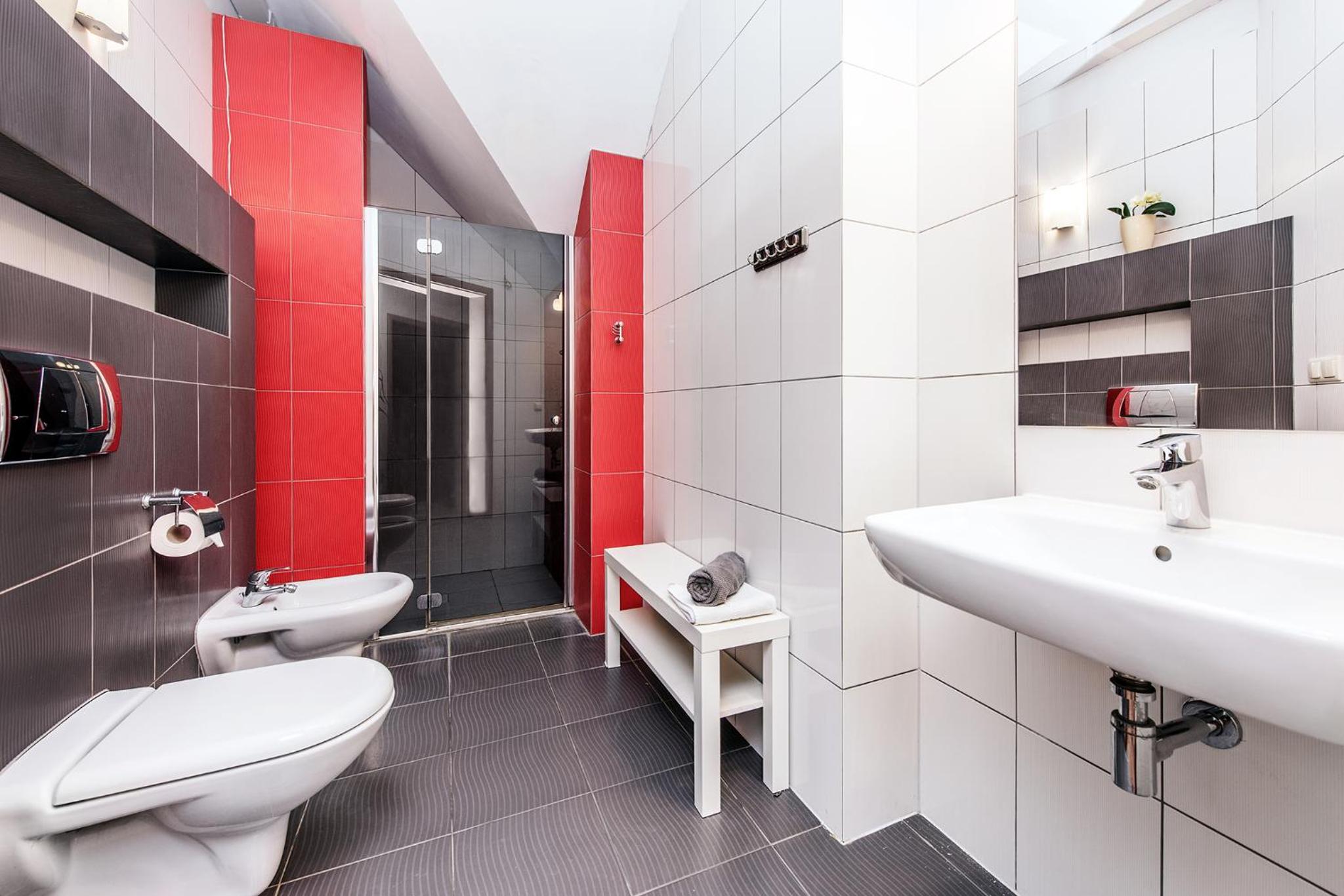 Family Room with Shared Bathroom photo 3