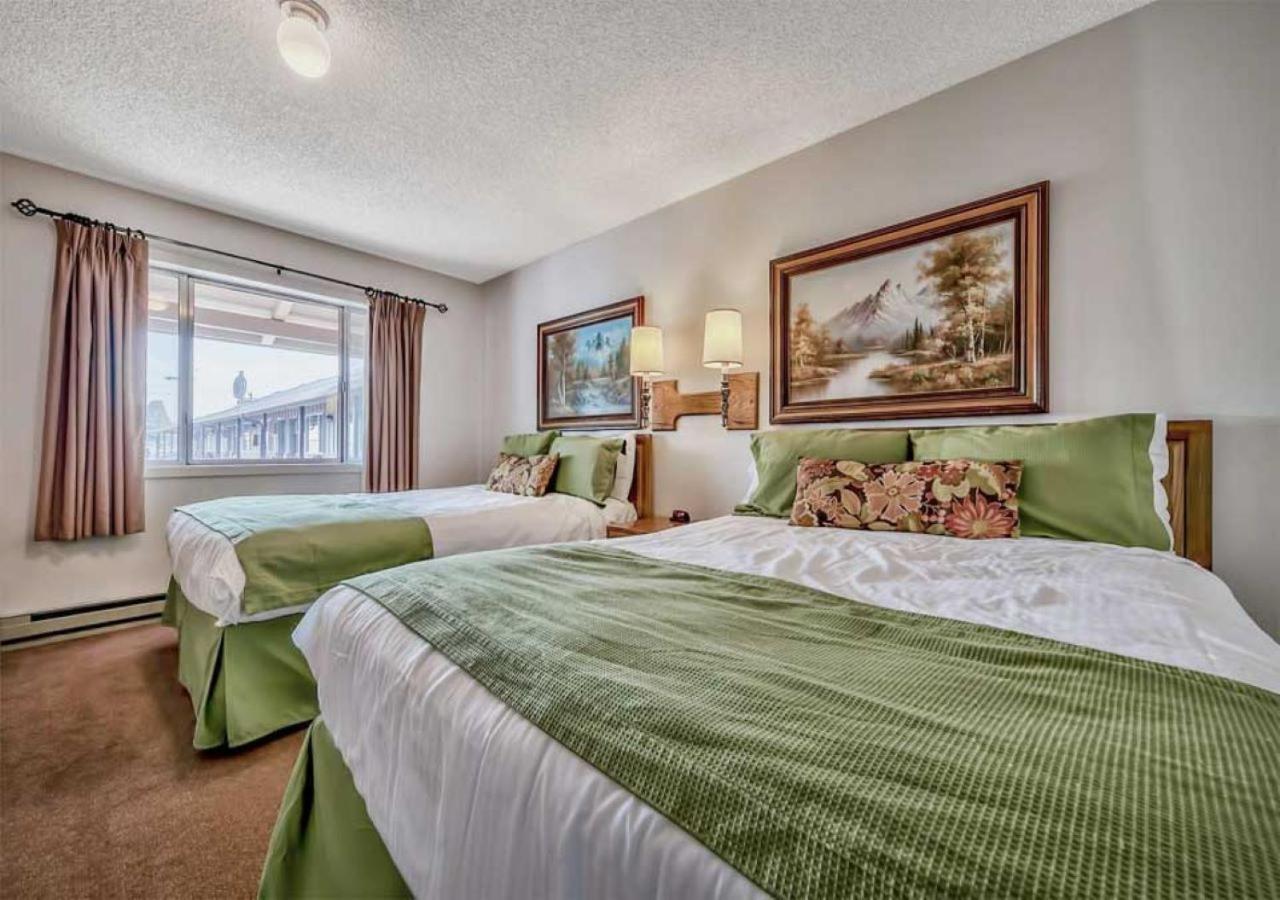 Queen Room with Two Queen Beds photo 1