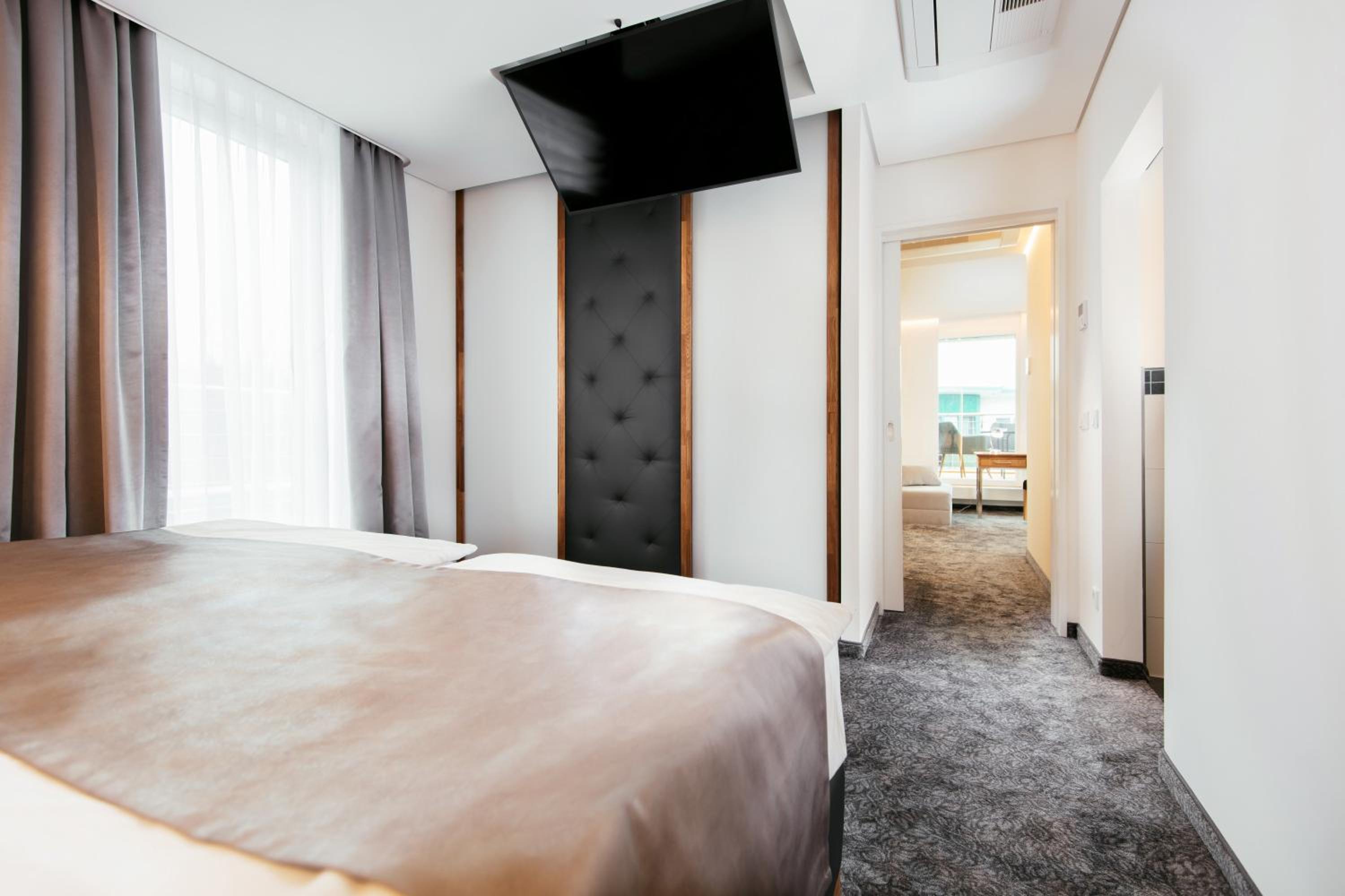 Executive Suite thumbnail 6
