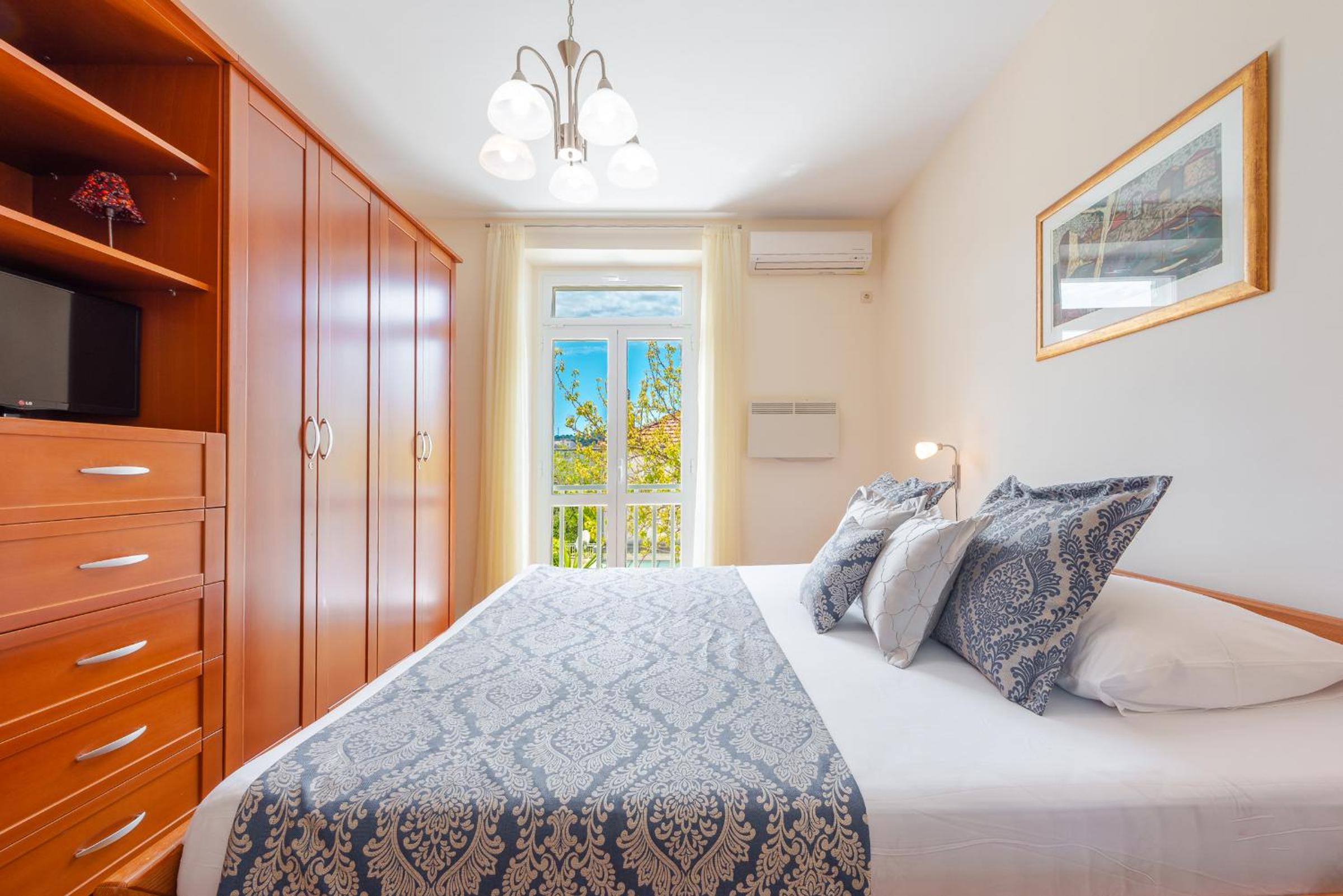 Three-Bedroom Apartment with Two Terraces 