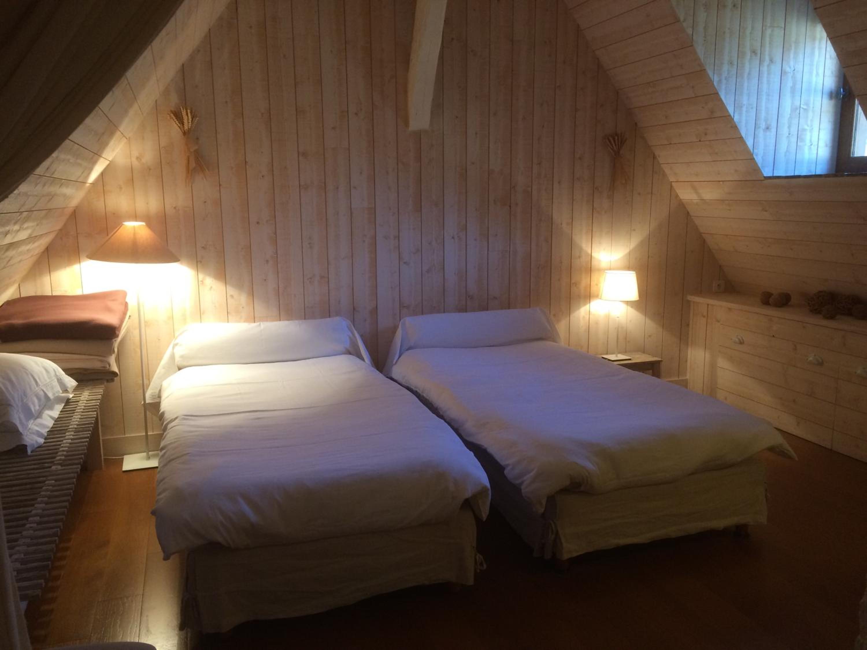 Deluxe Room (2 Adults + 1 Child) - Photo 4