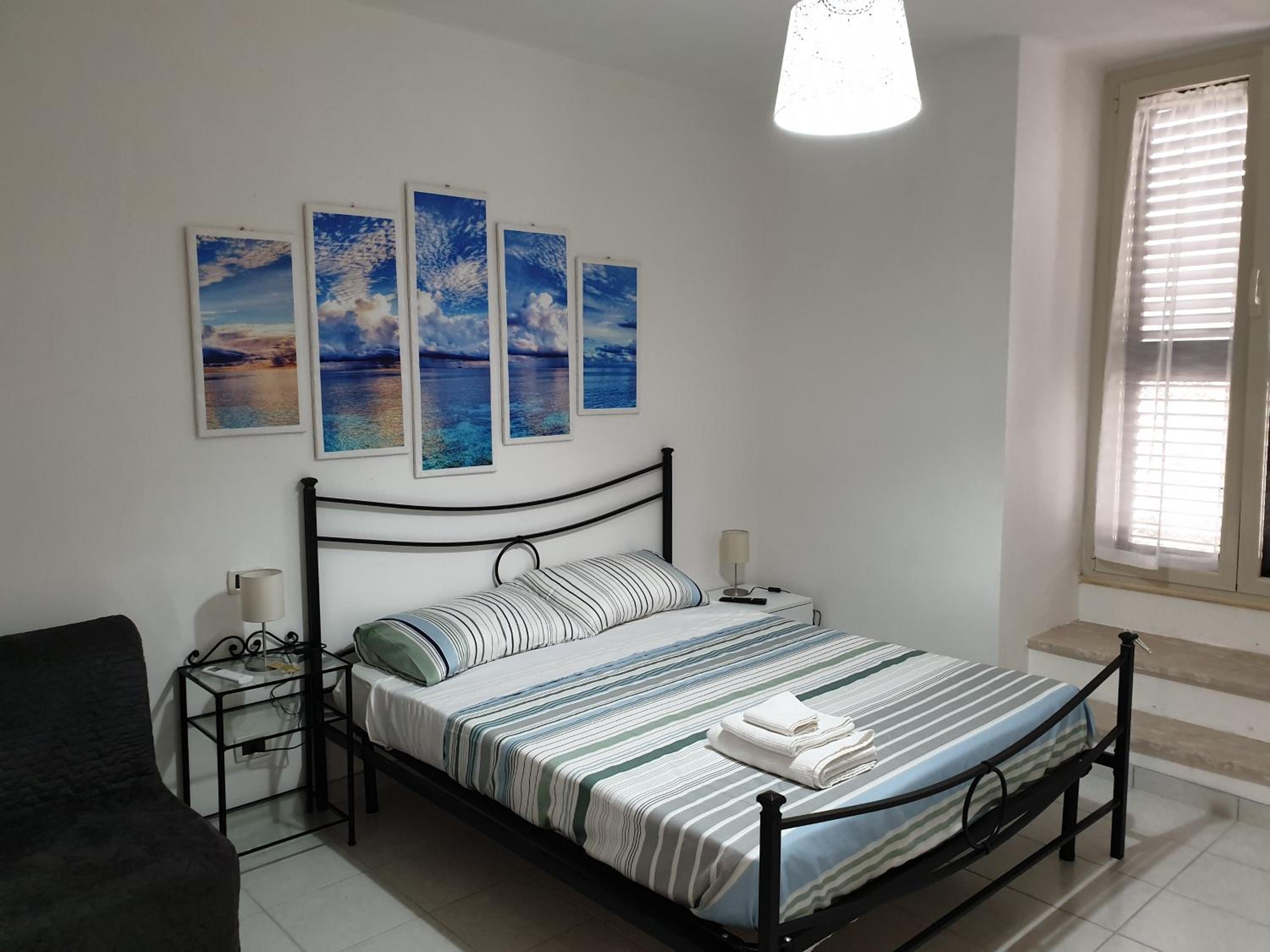 Double Room with Private External Bathroom - Photo 12