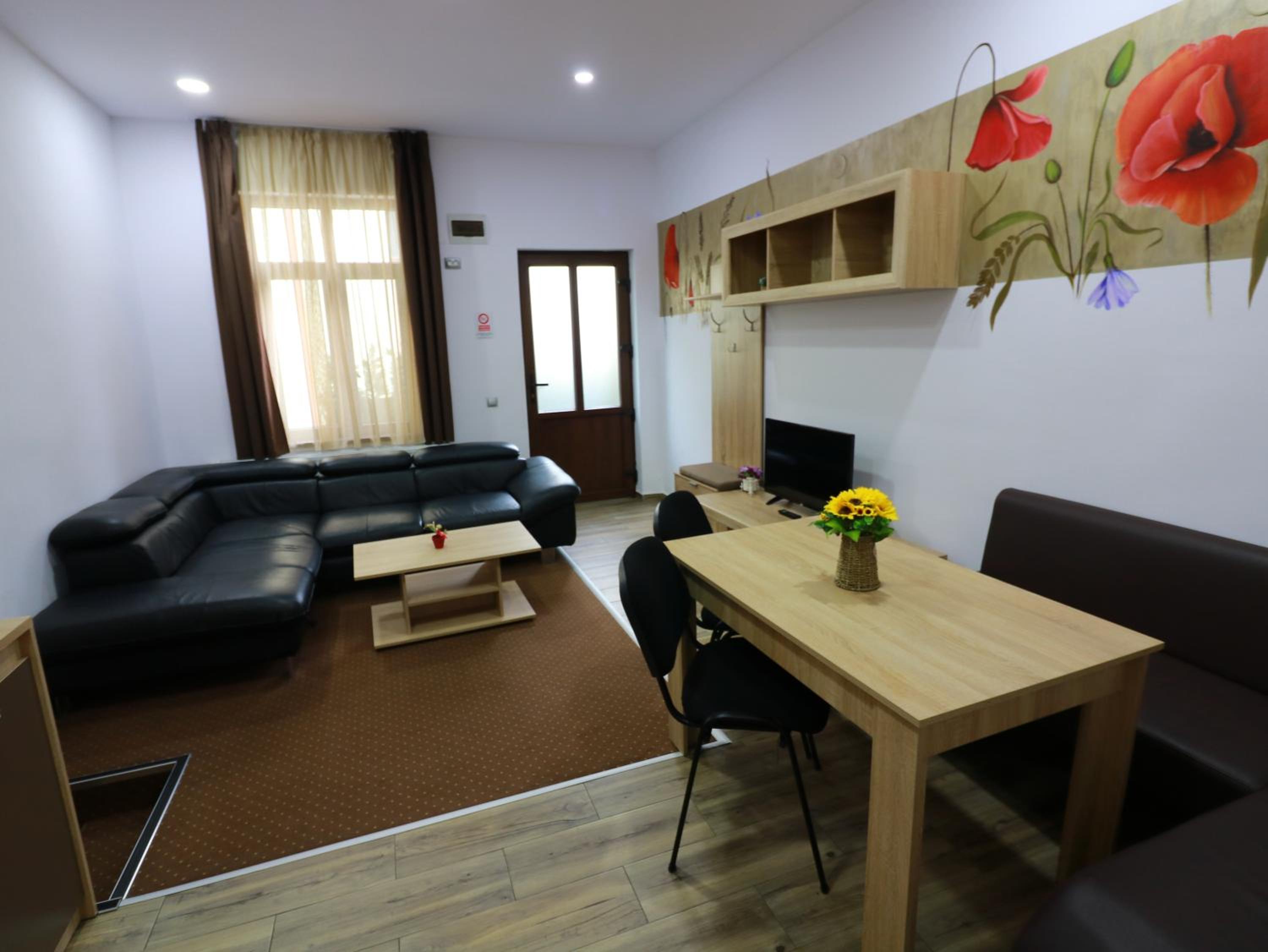 One-Bedroom Apartment - Photo 3