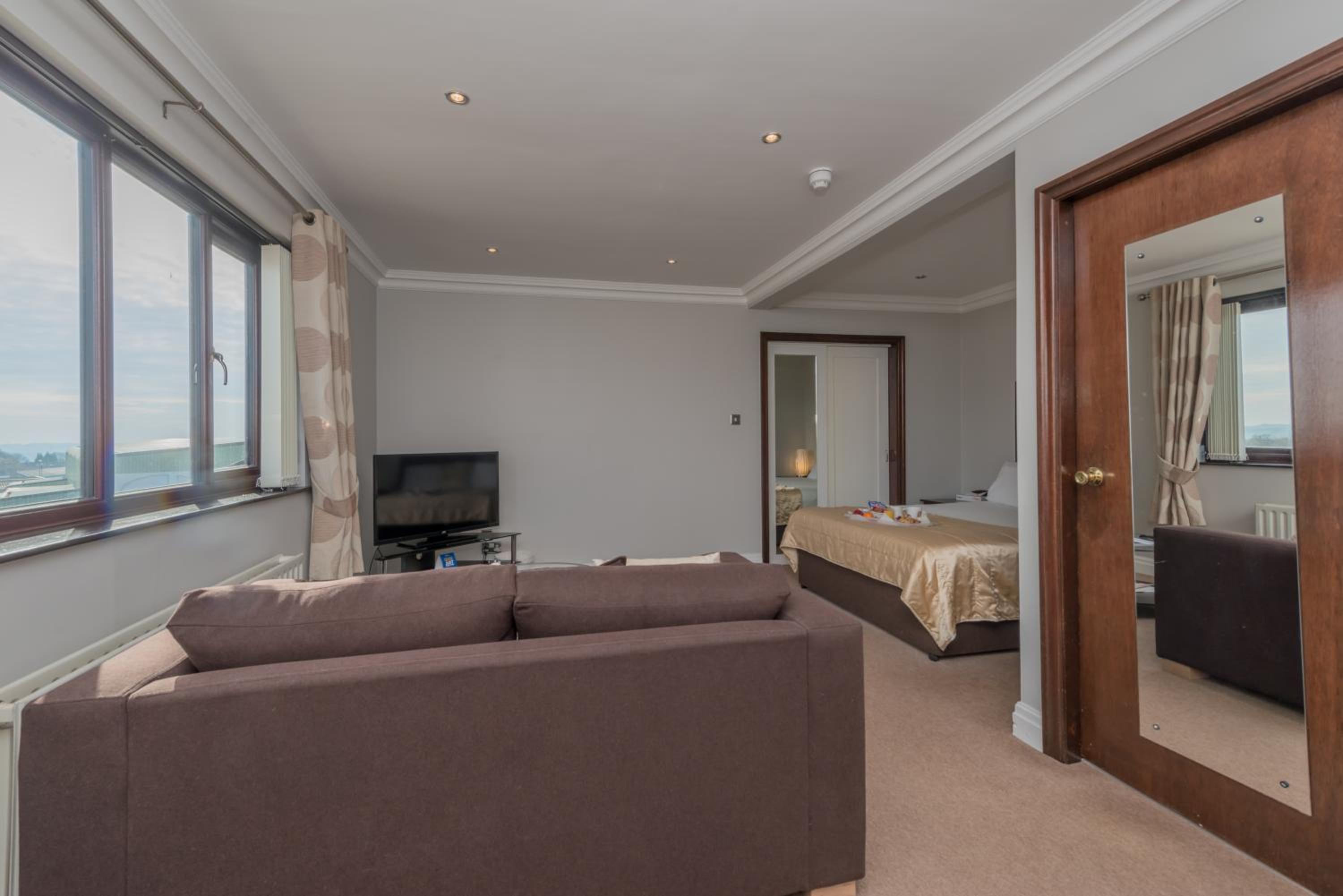 King Suite with Sofa Bed - Non-Smoking - Photo 9
