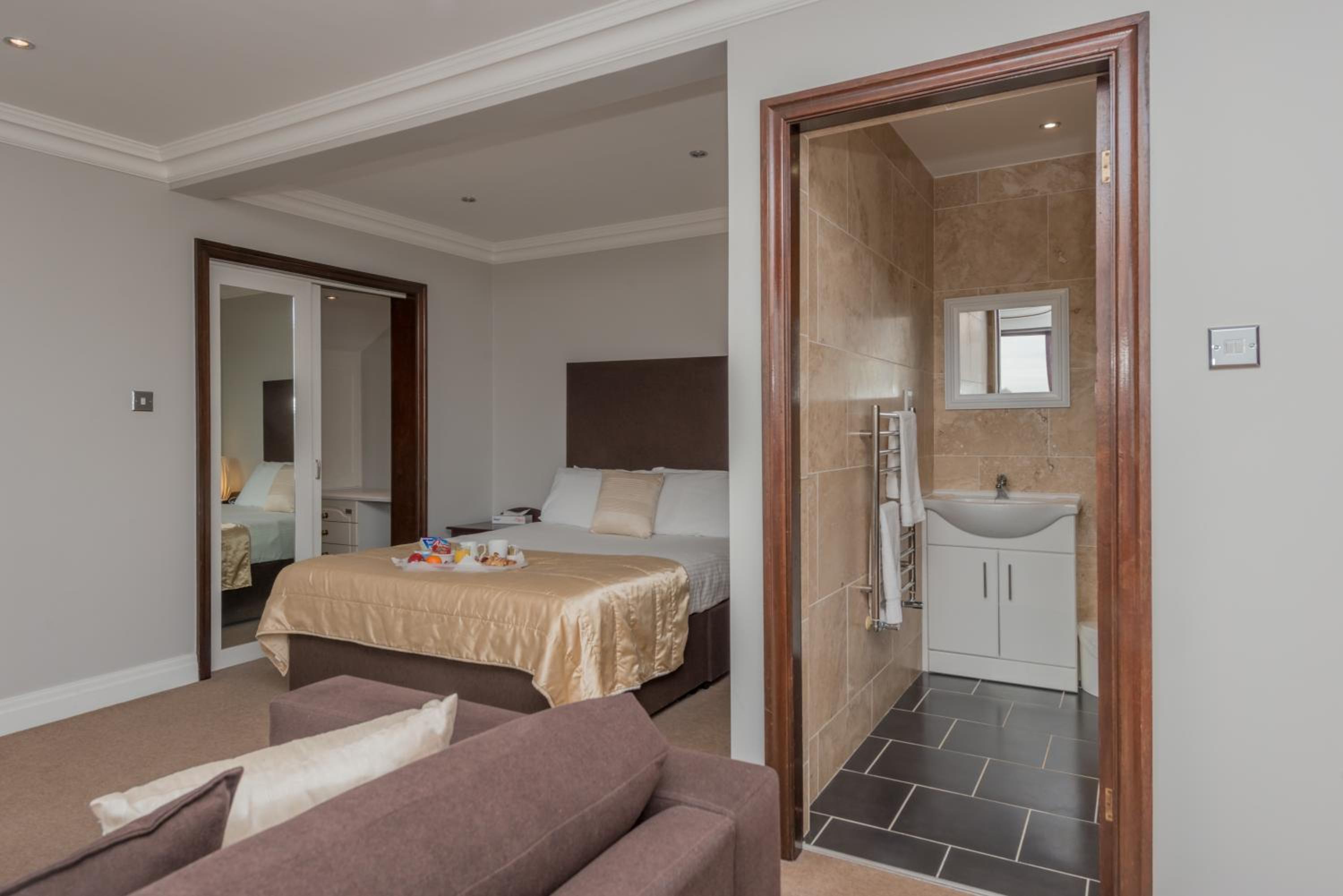 King Suite with Sofa Bed - Non-Smoking - Photo 12