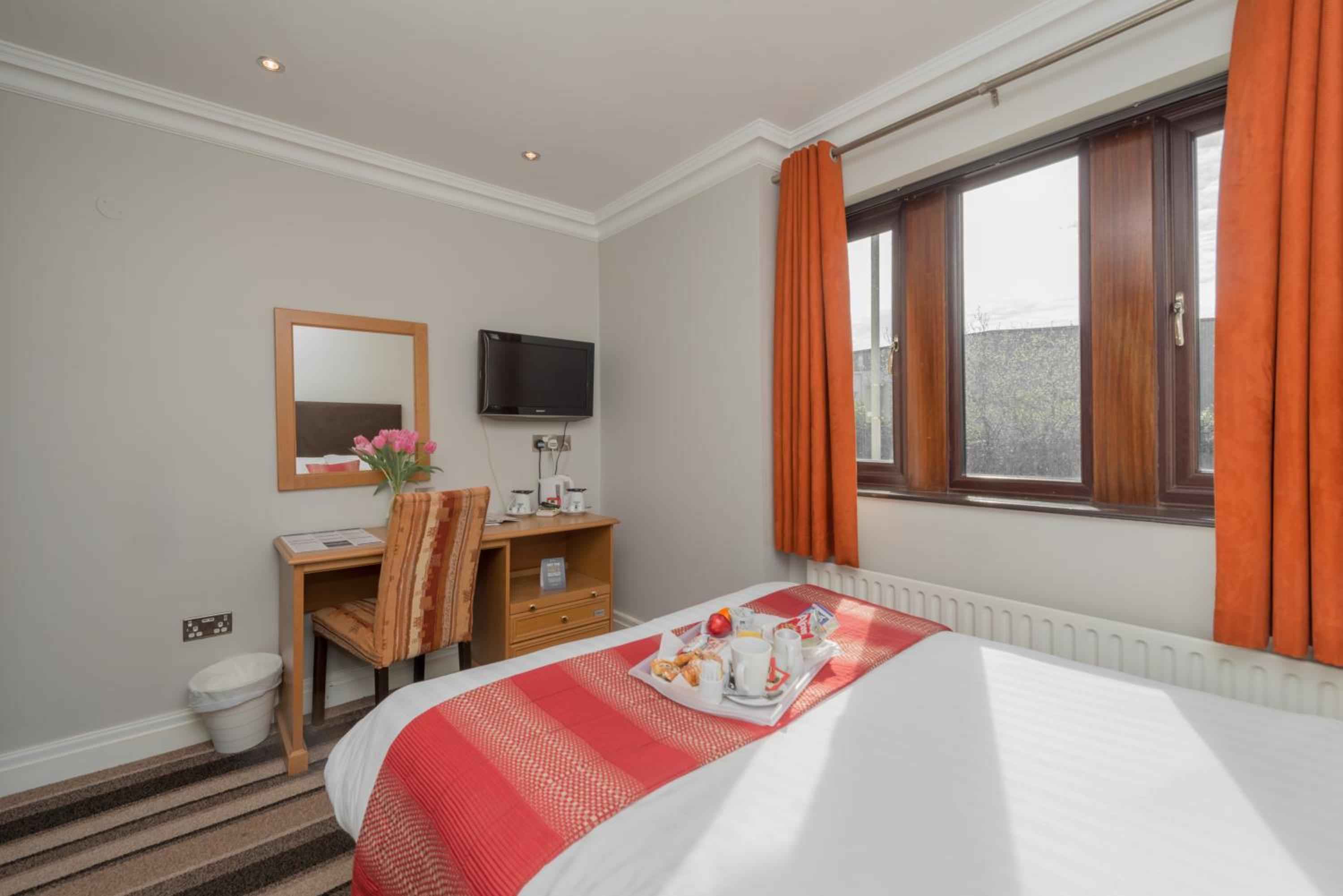 Small Double Room with Double Bed - Non-Smoking - Photo 1