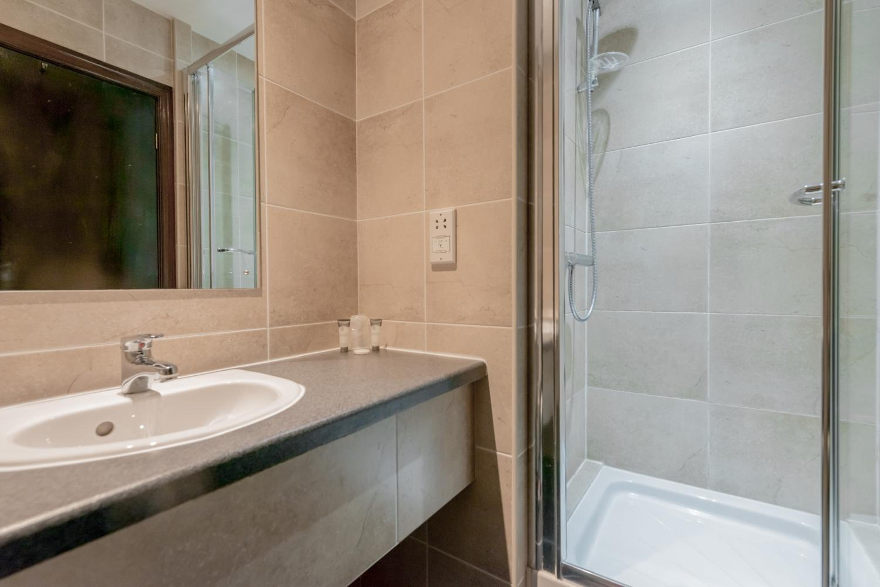 Small Double Room with Double Bed - Non-Smoking - Photo 7