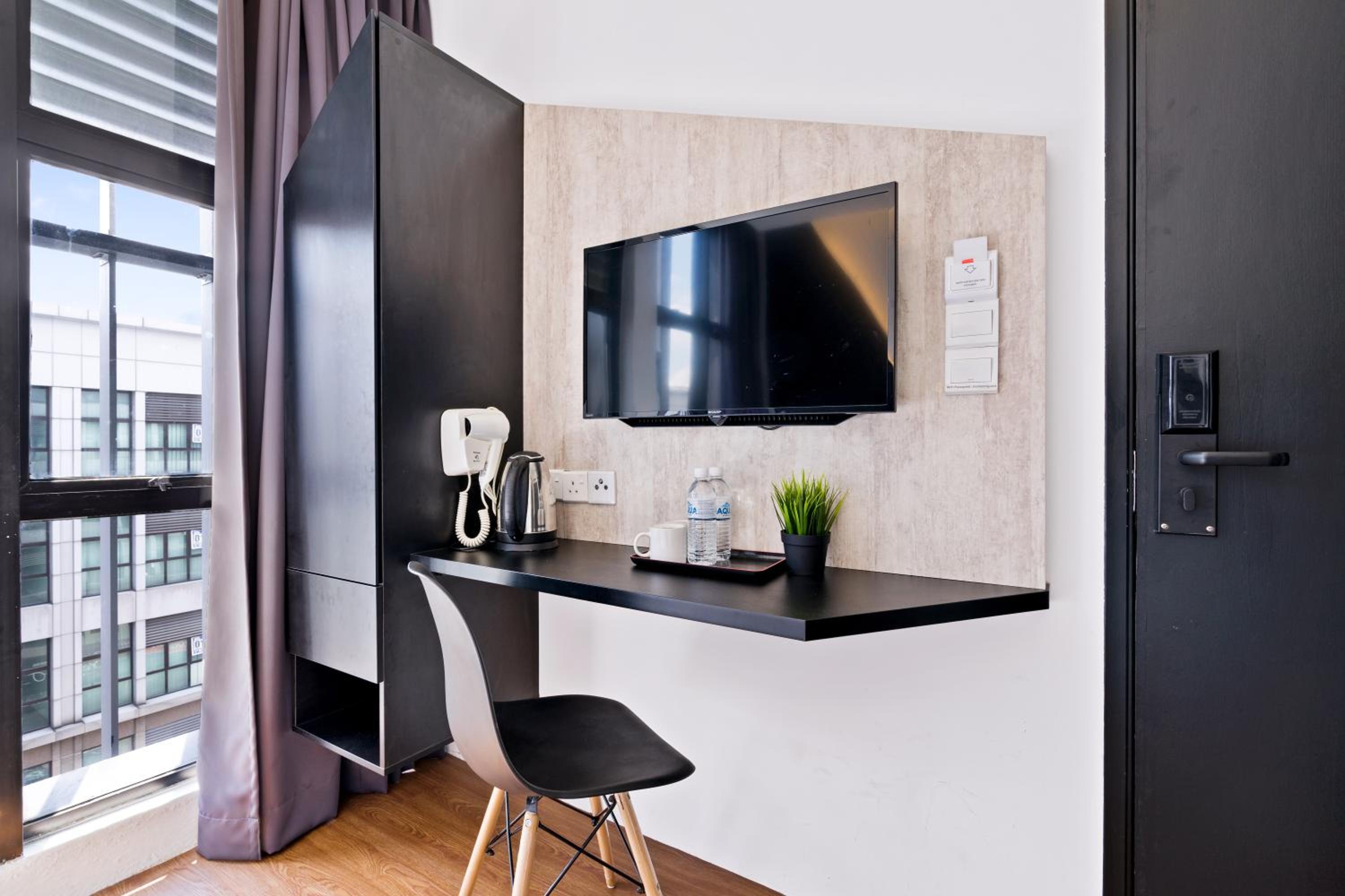 Deluxe Queen Room - Photo 2