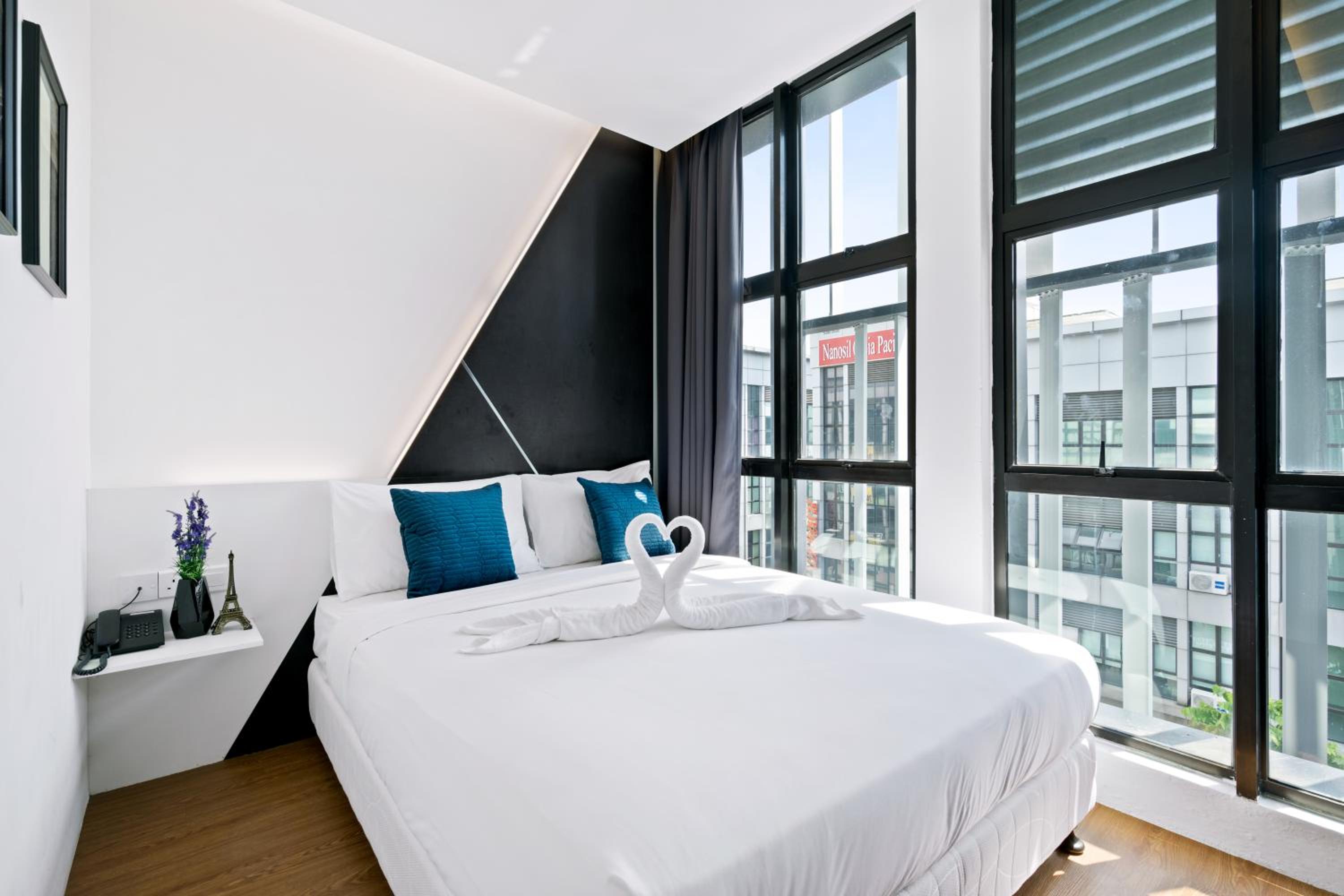 Deluxe Queen Room - Photo 6