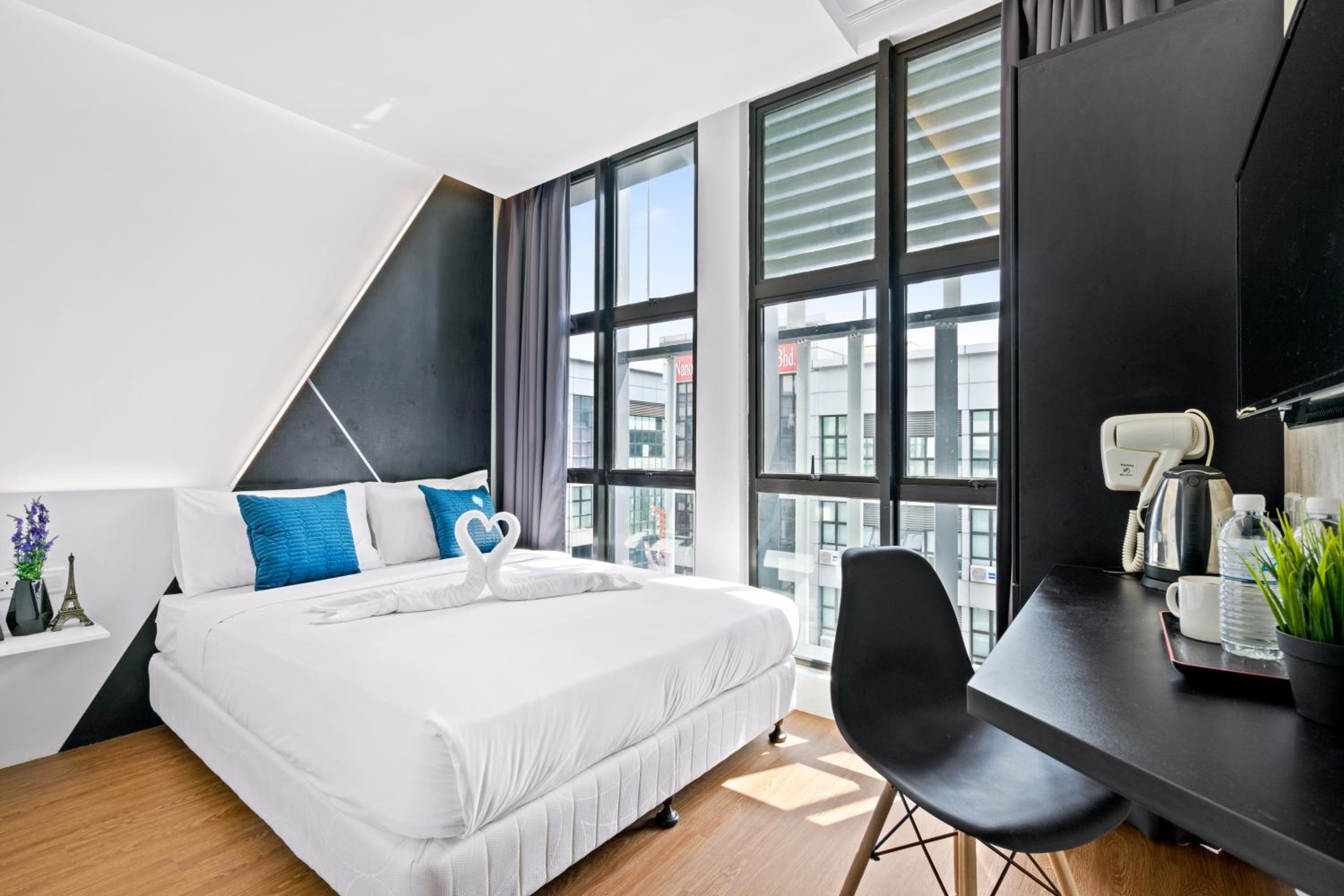 Deluxe Queen Room - Photo 3
