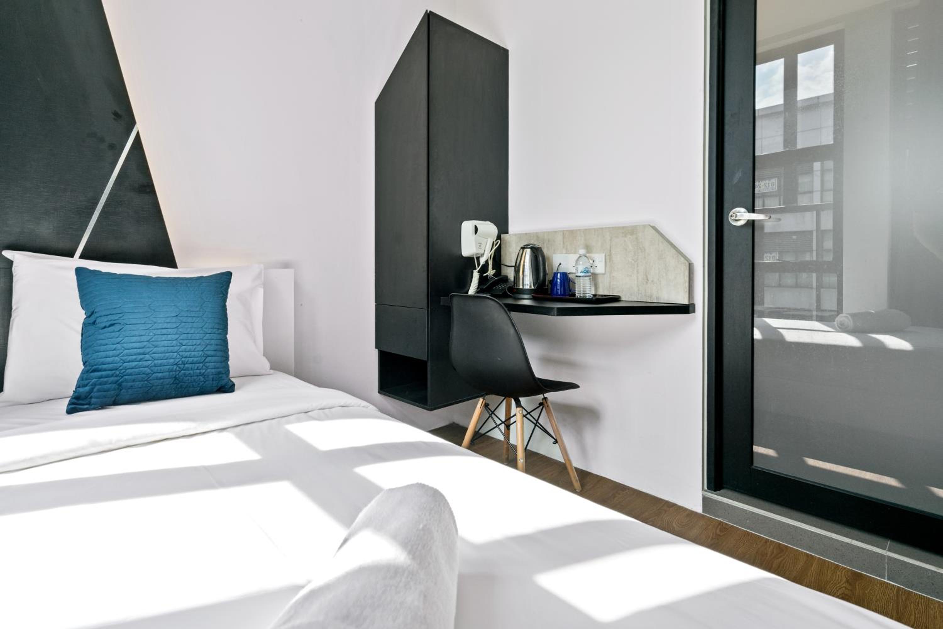 Deluxe Queen Room - Photo 5