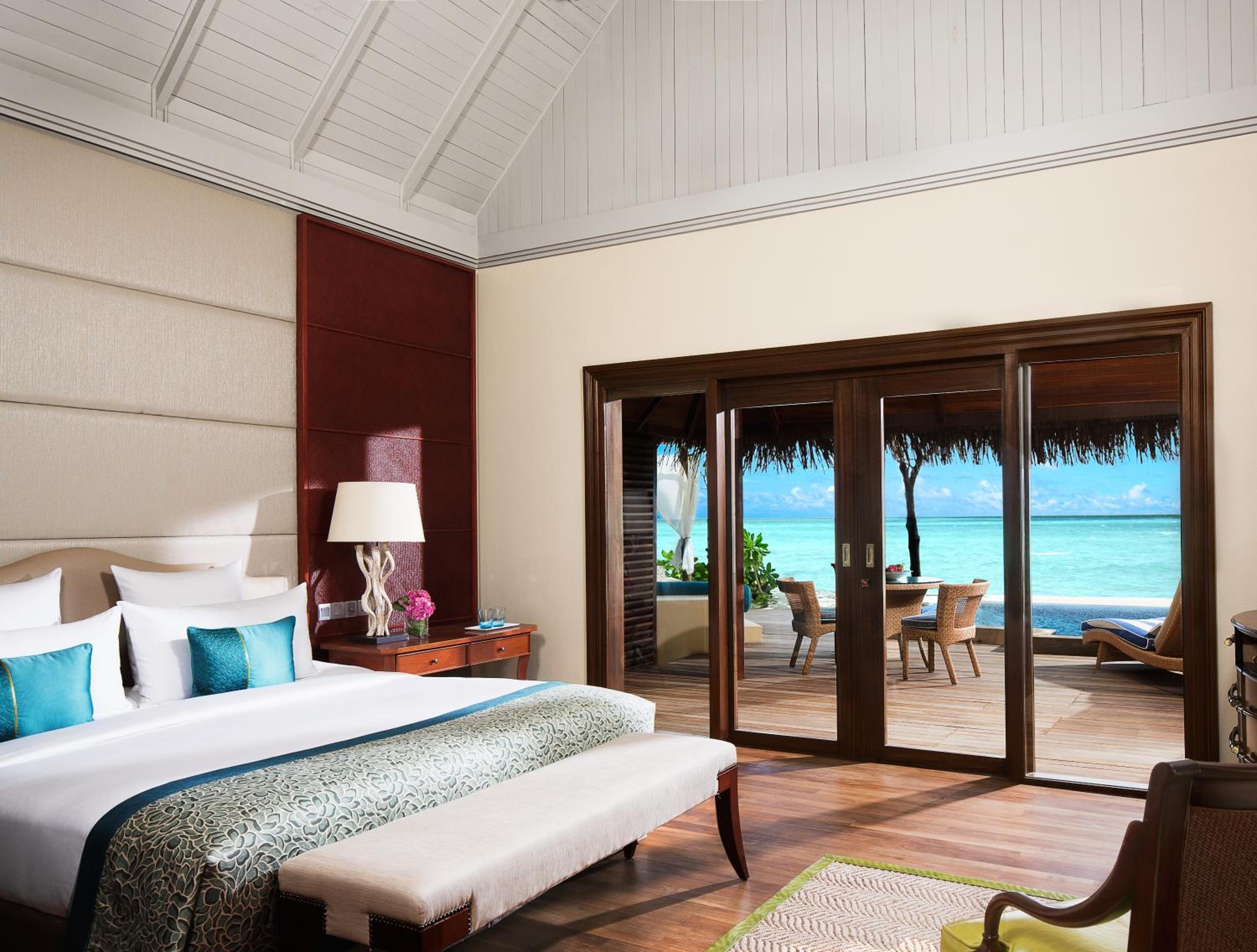 One Bedroom Sunset Beachfront Suite with Pool photo 1