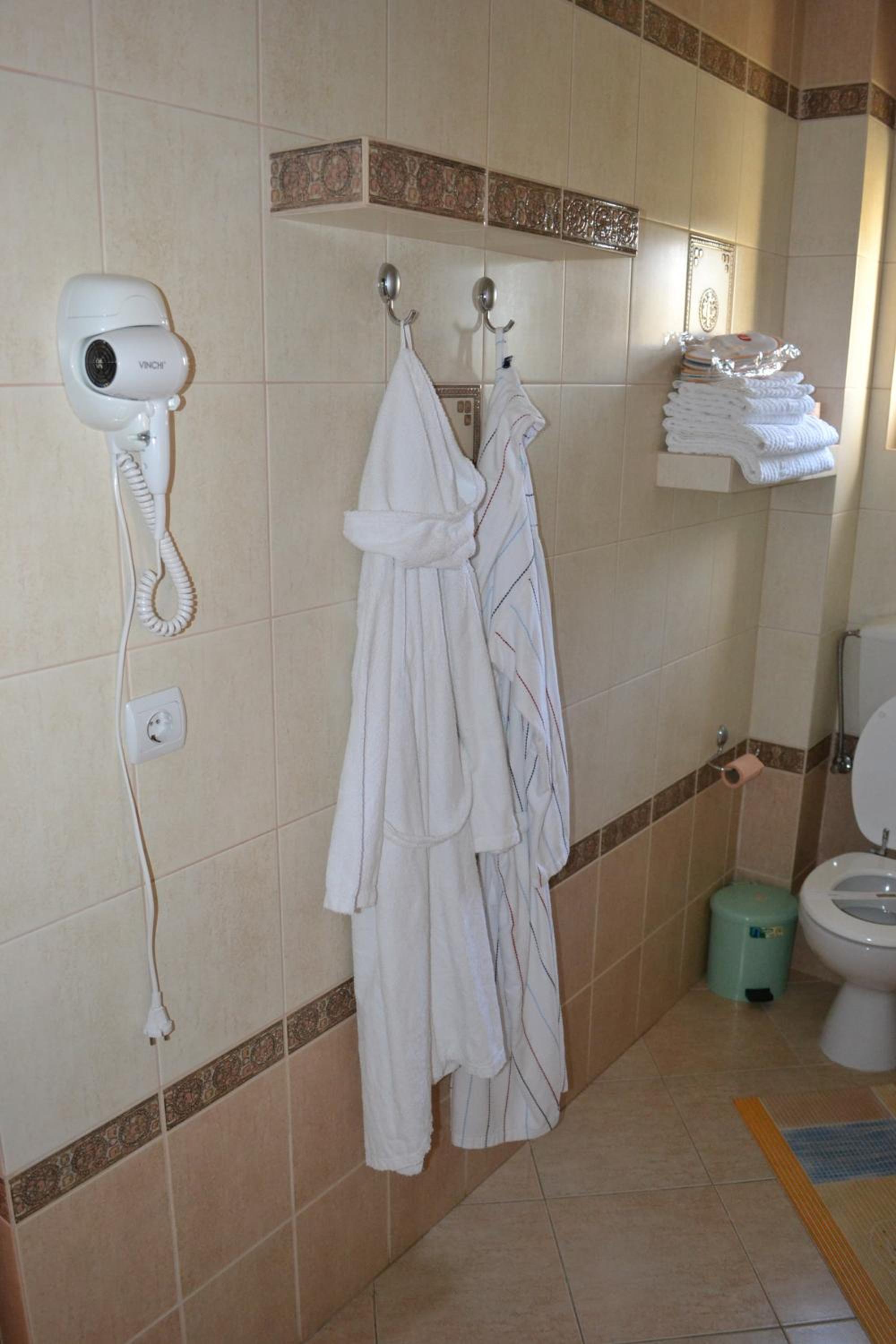 Double Room - Photo 6