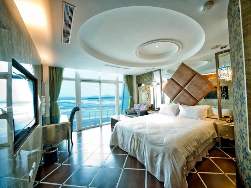 Deluxe Double Room with Side Sea View