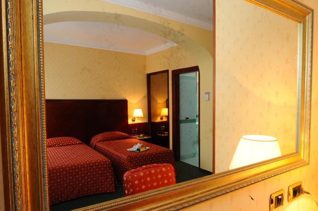 Standard Twin Room - Photo 8