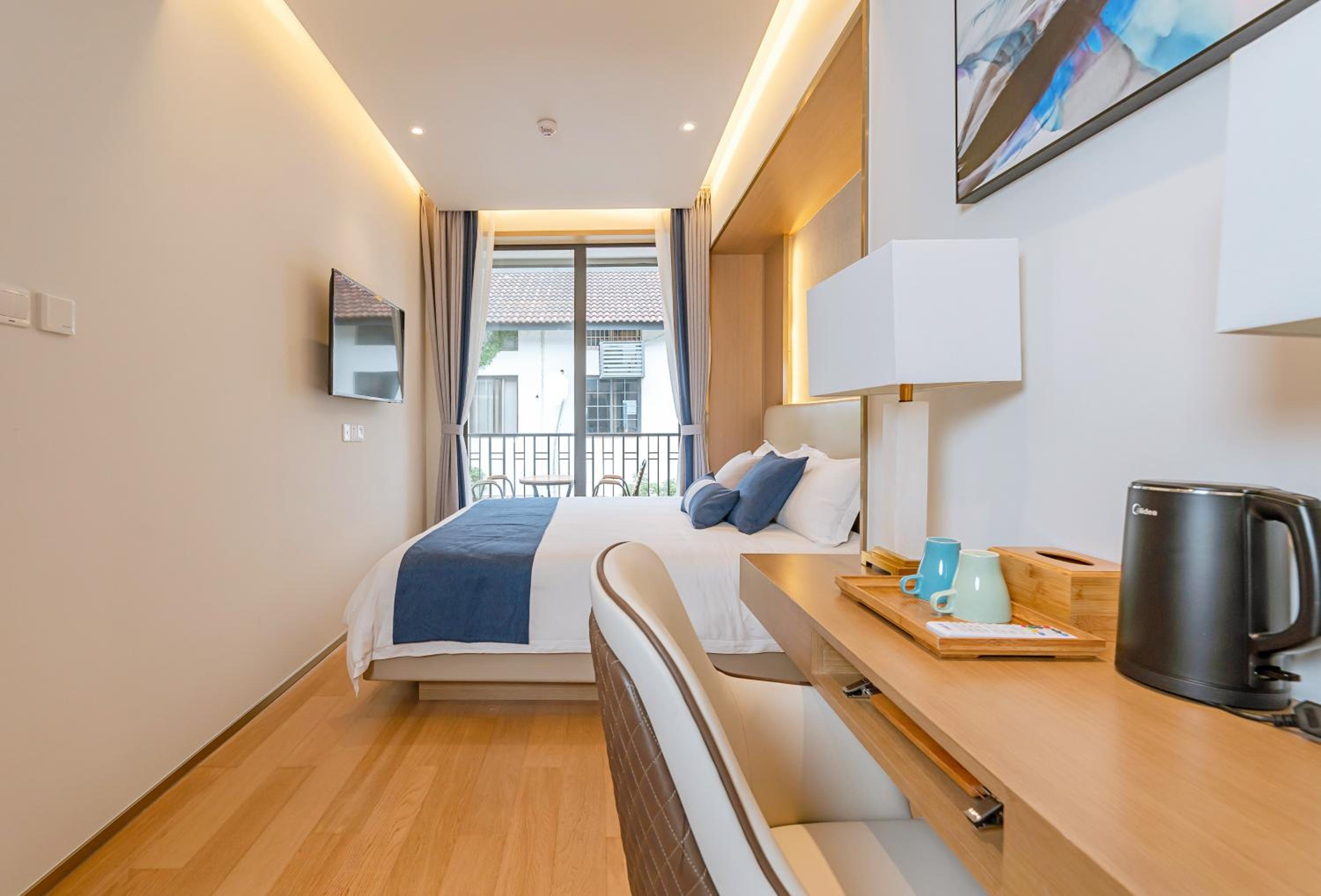 Queen Room with Balcony photo 3