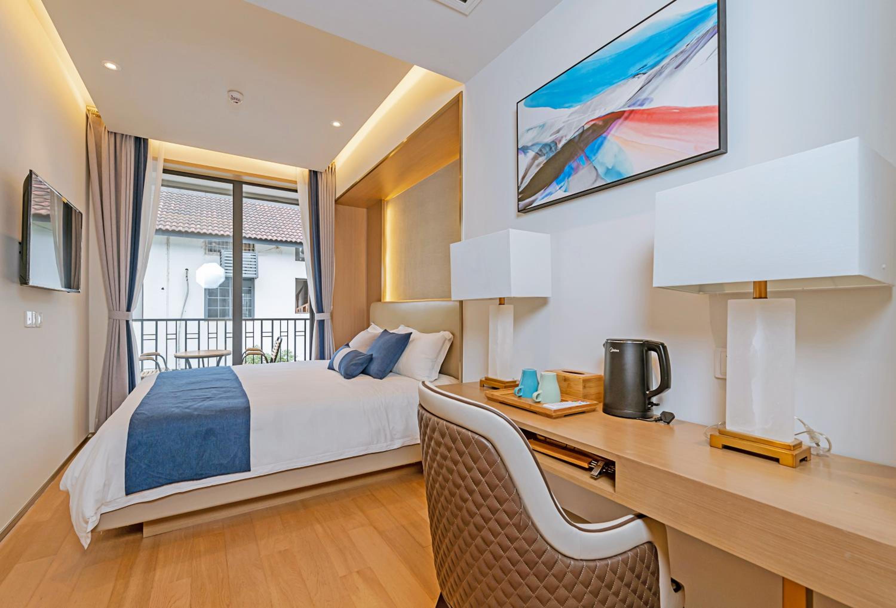 Queen Room with Balcony photo 2