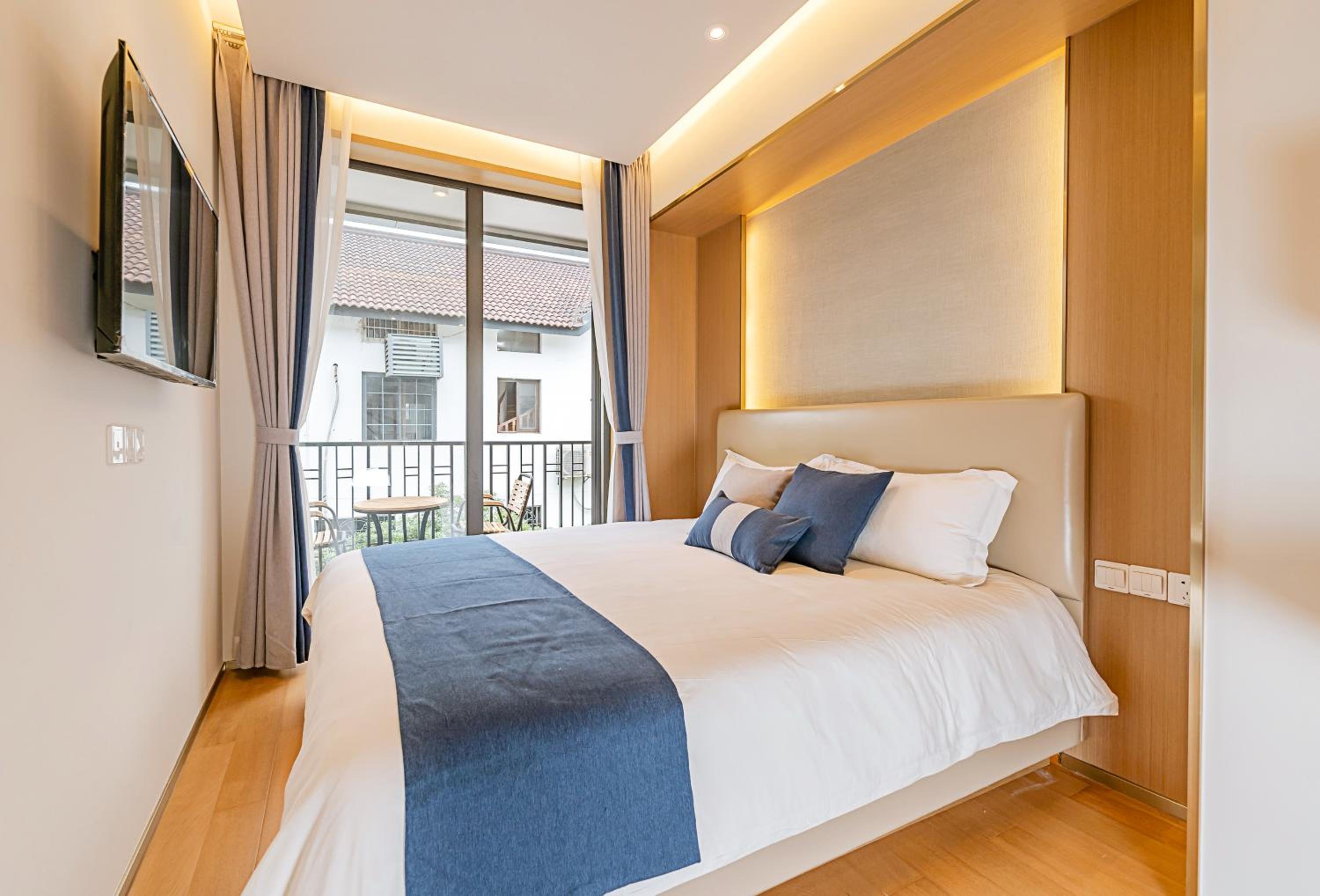Queen Room with Balcony photo 1