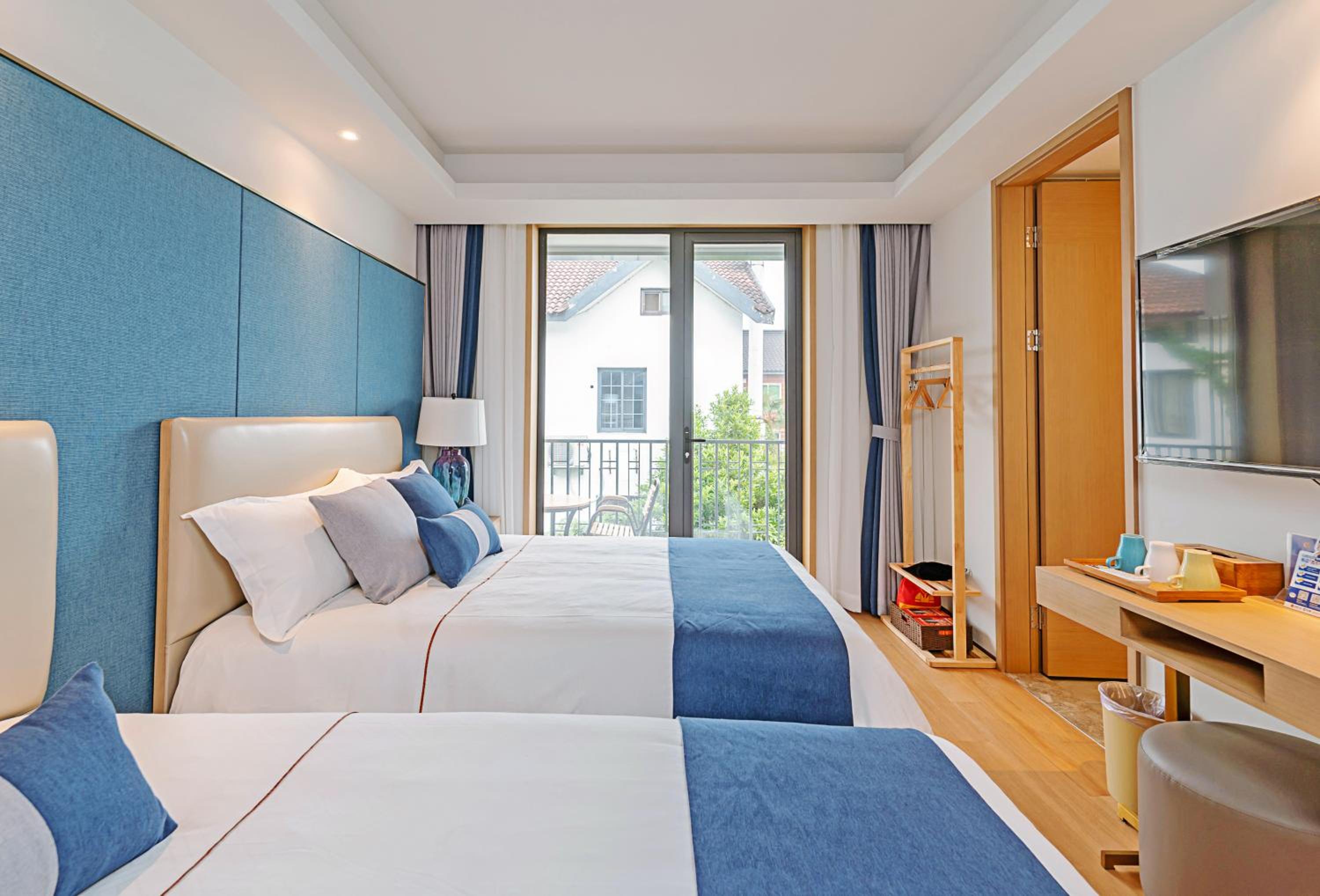 Deluxe Twin Room (2 Adults + 1 Child) photo 2