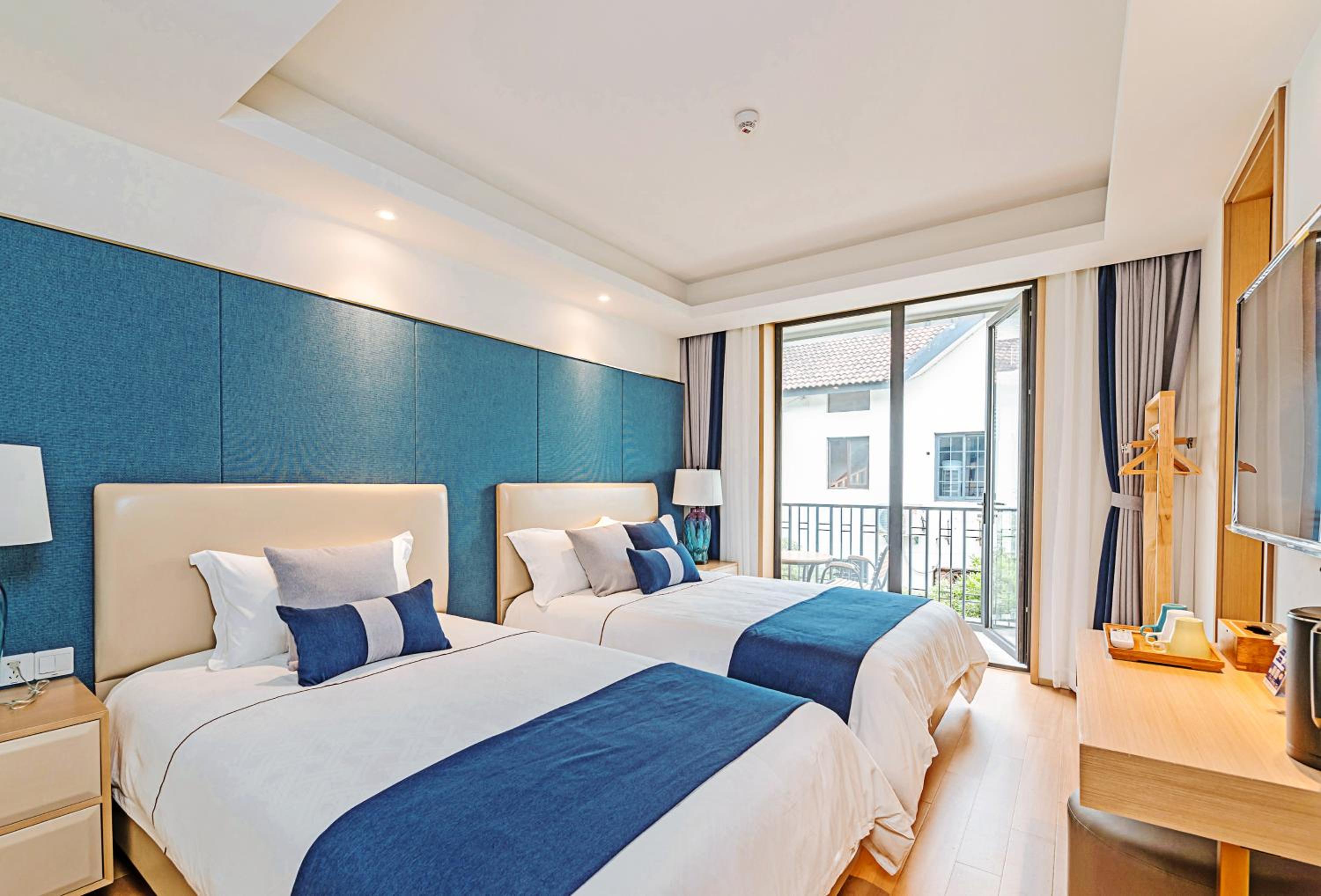 Deluxe Twin Room (2 Adults + 1 Child) photo 1