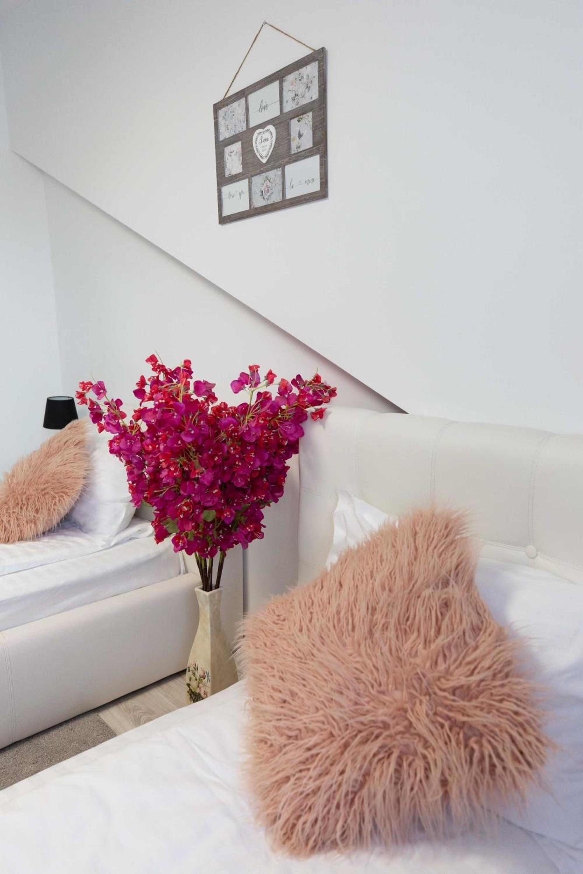 Basic Twin Room - Photo 17
