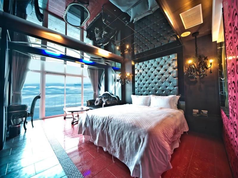 Deluxe Double Room with Side Sea View photo 2