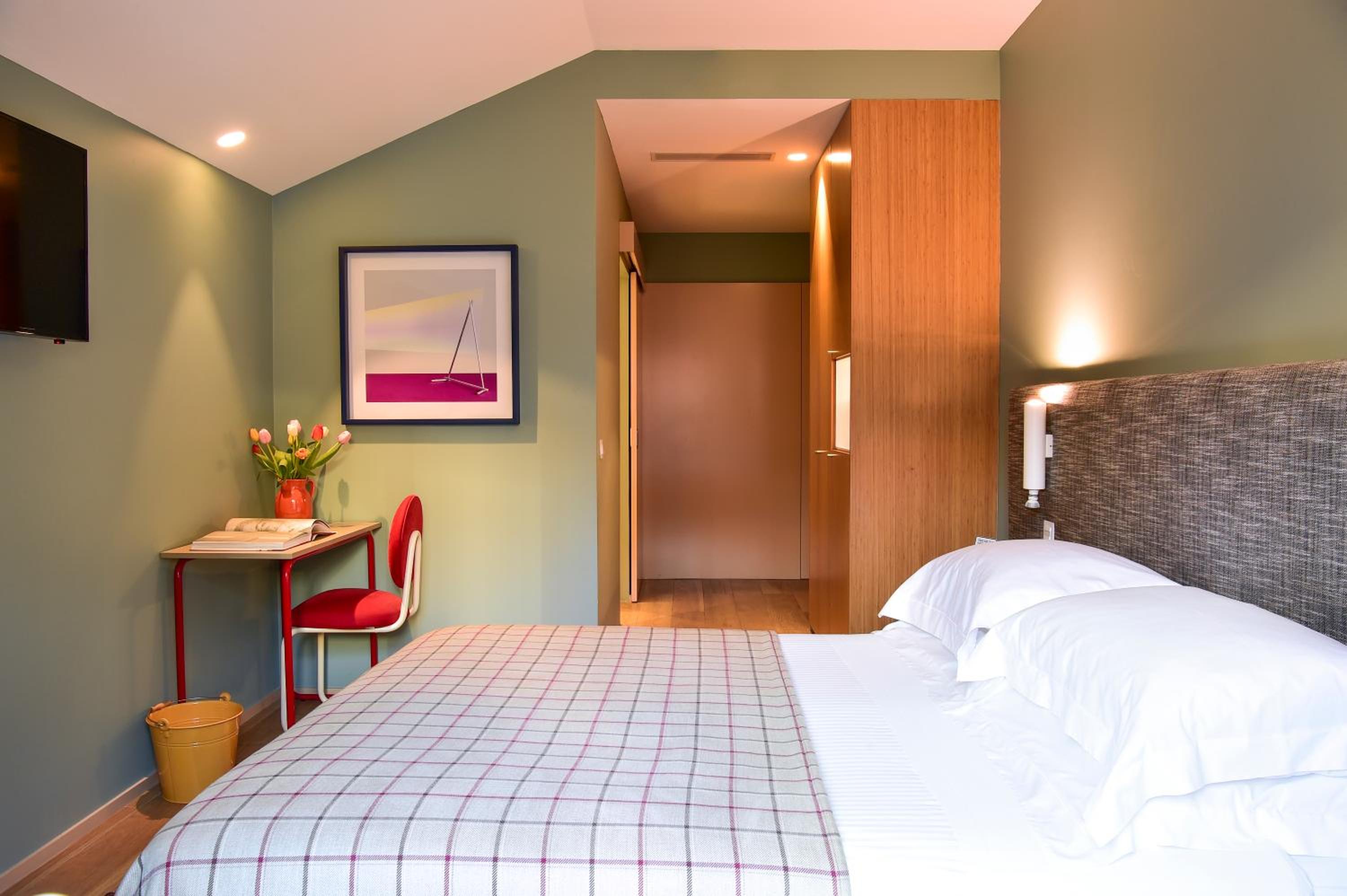 Standard Double Room thumbnail 6