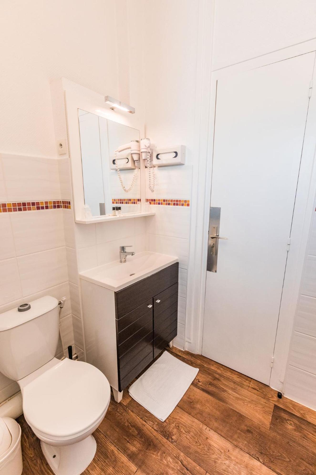 Large Double Room (2 Adults + 2 Children) photo 3