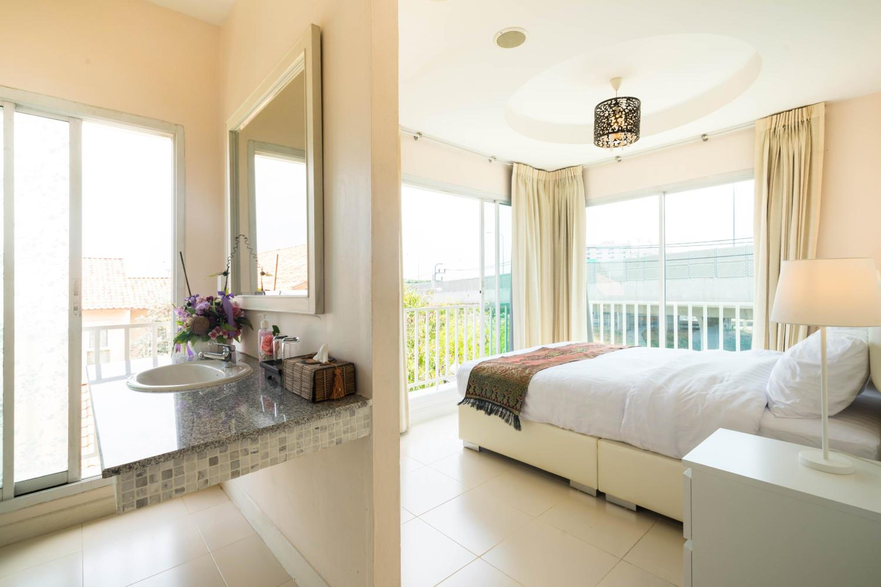 Deluxe Queen Room - Photo 9