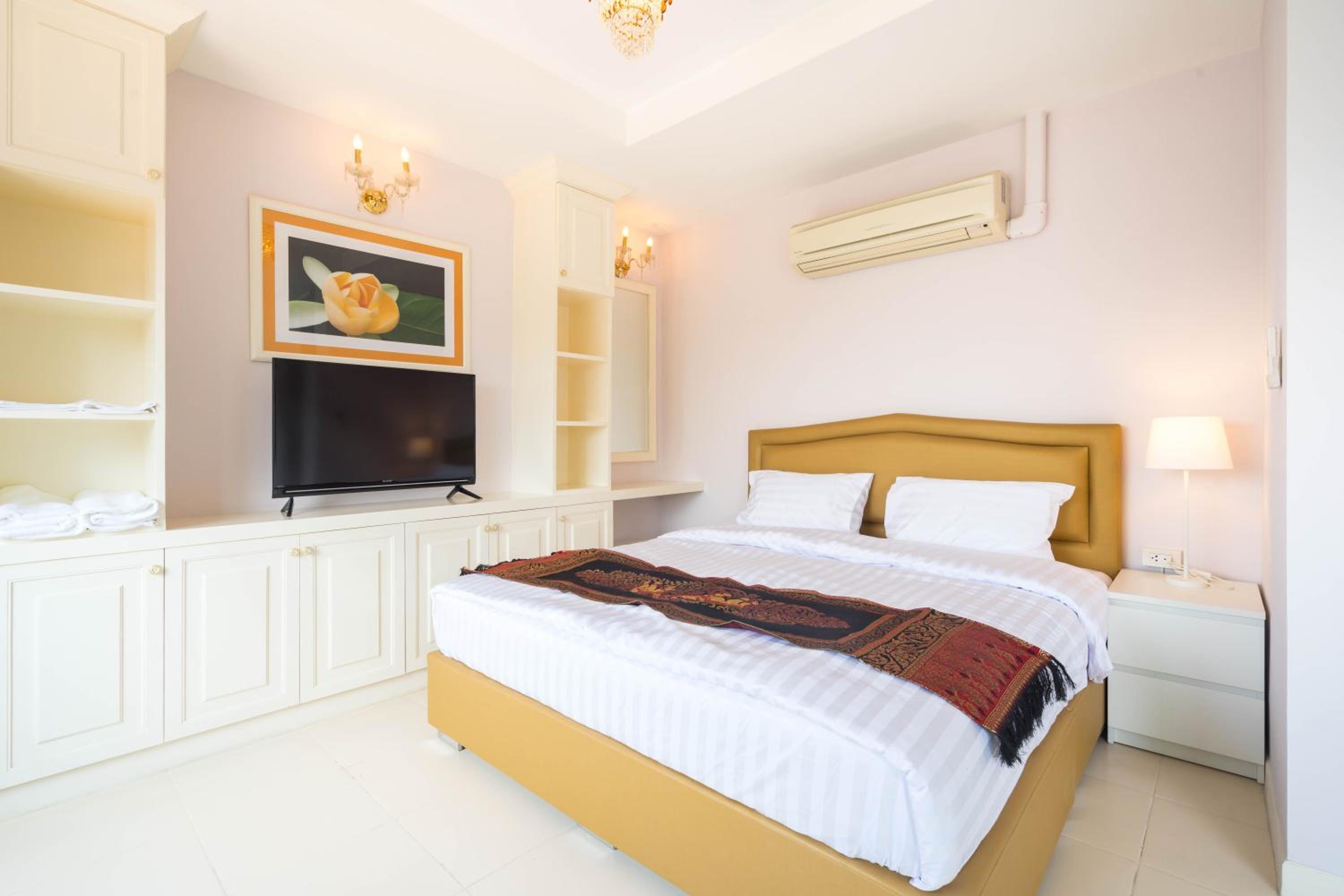 Deluxe King Room - Photo 13