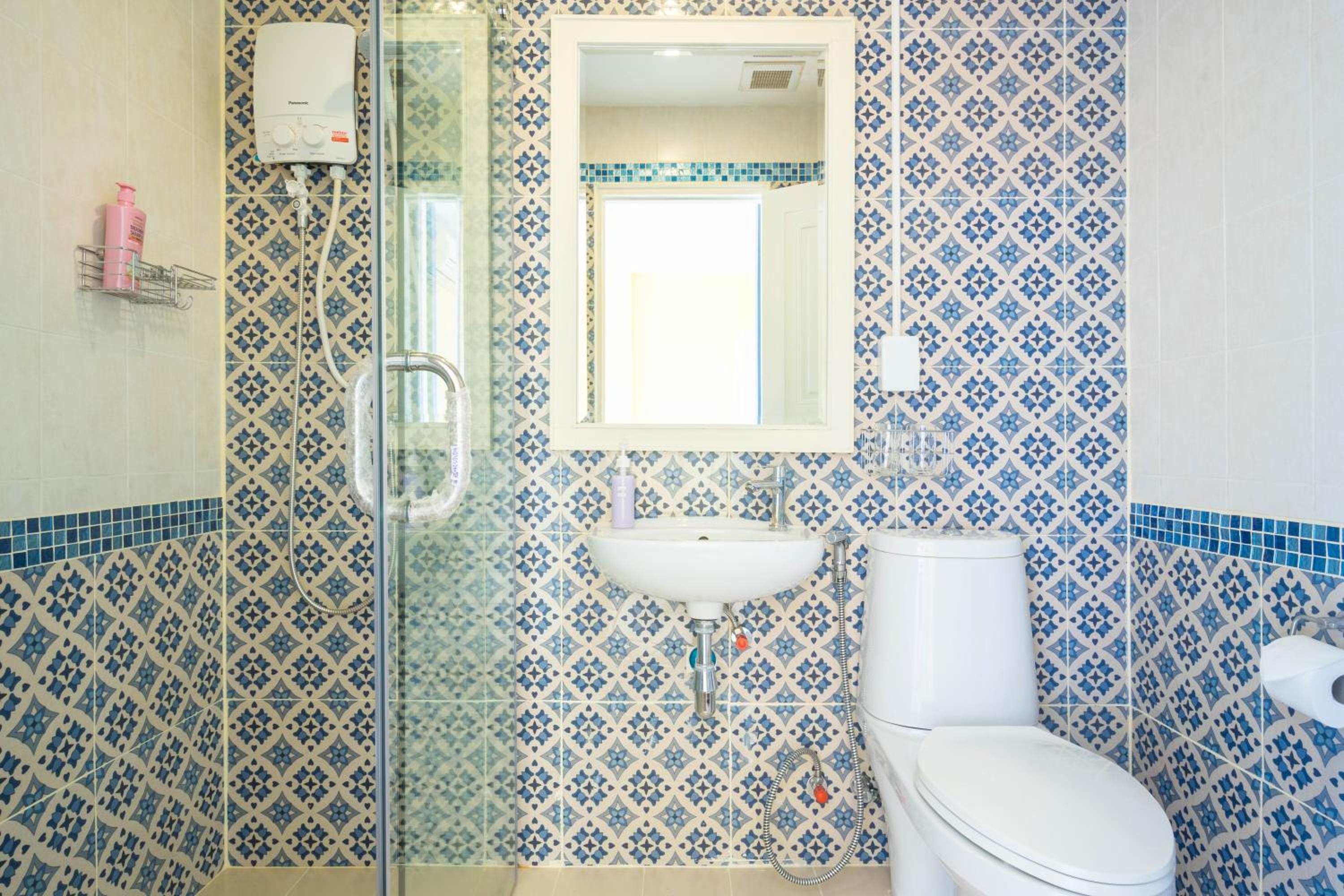 Deluxe King Room - Photo 19