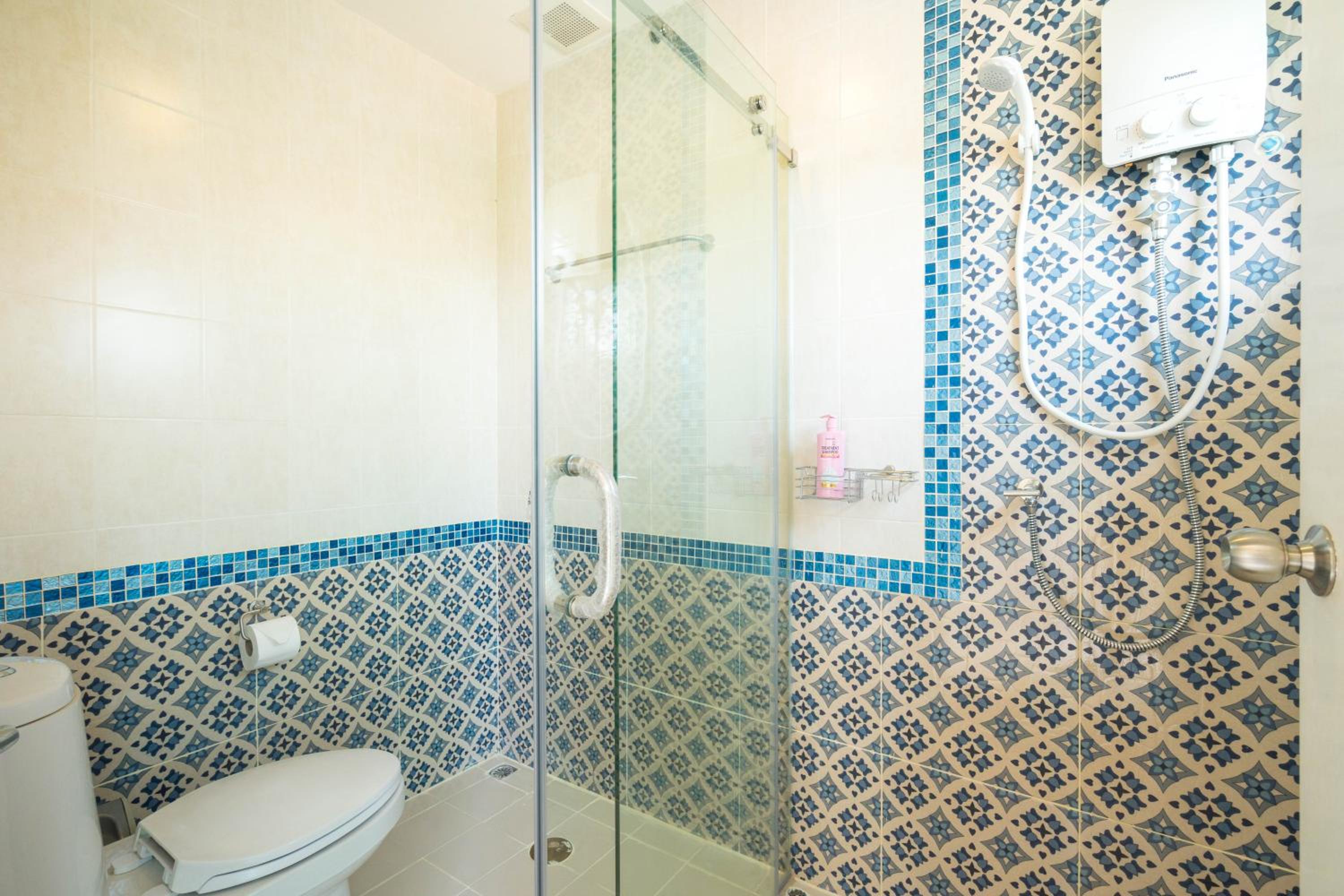Deluxe Queen Room - Photo 6