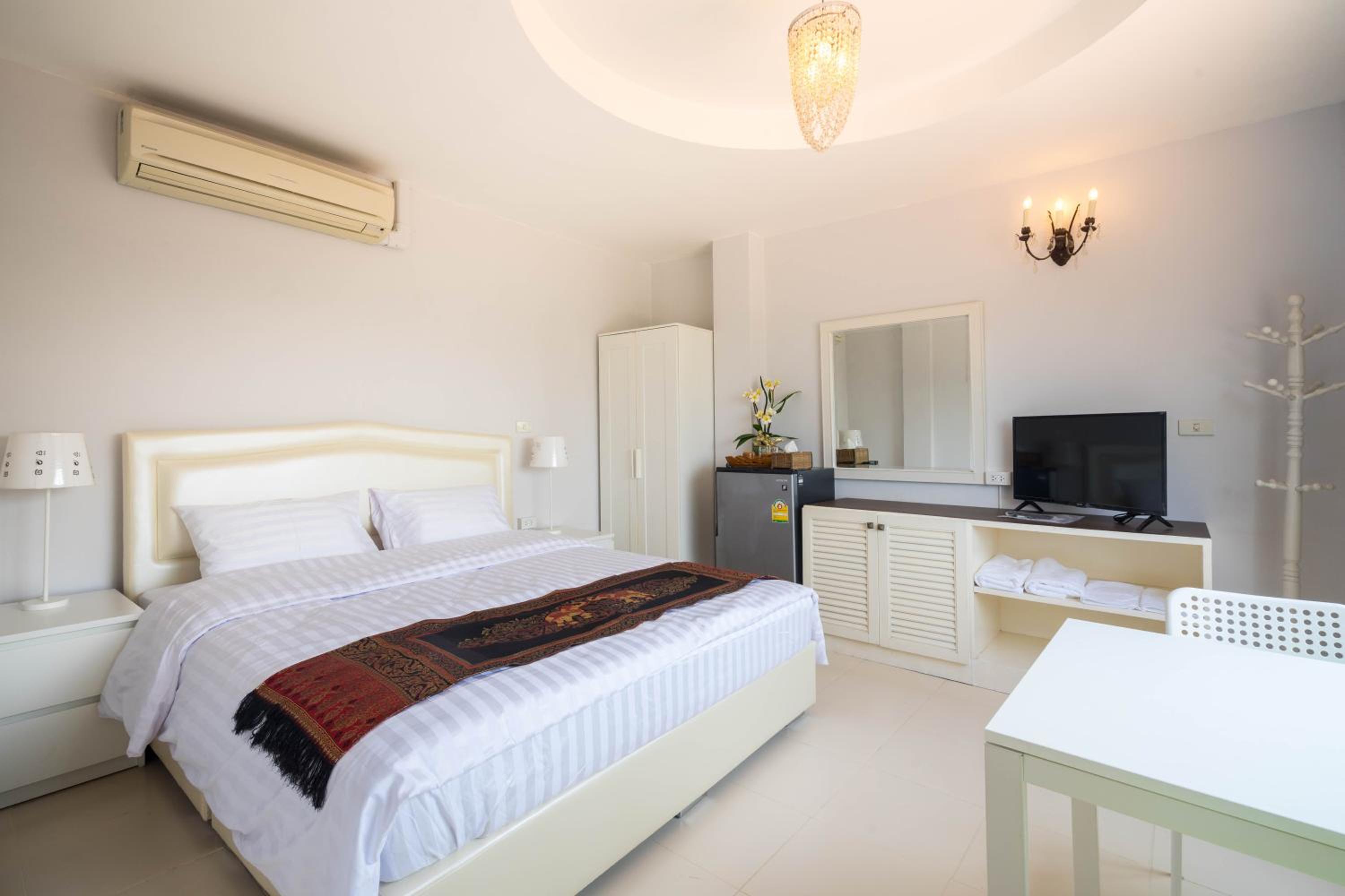 Deluxe King Room - Photo 11