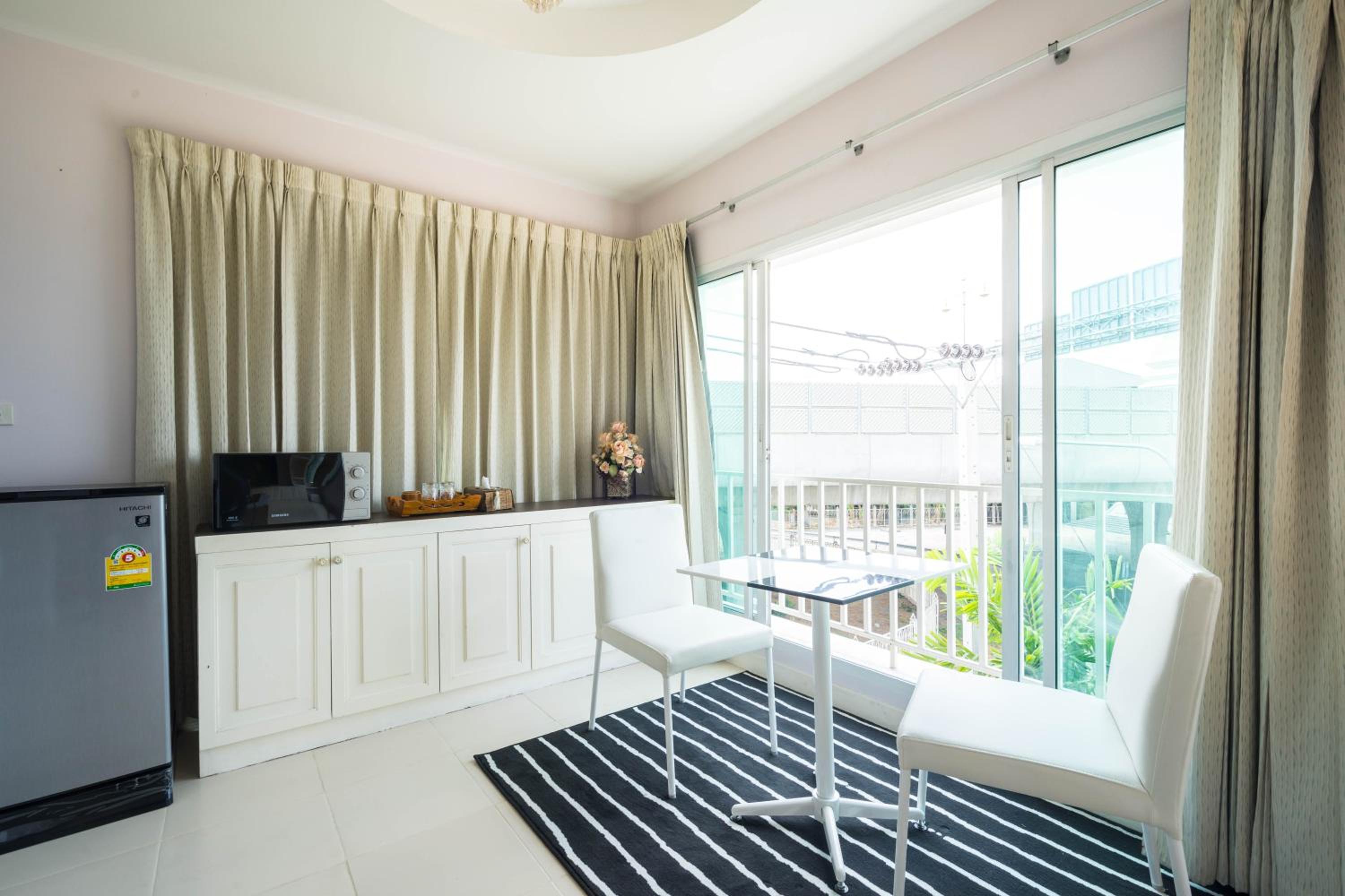 Deluxe King Room - Photo 20