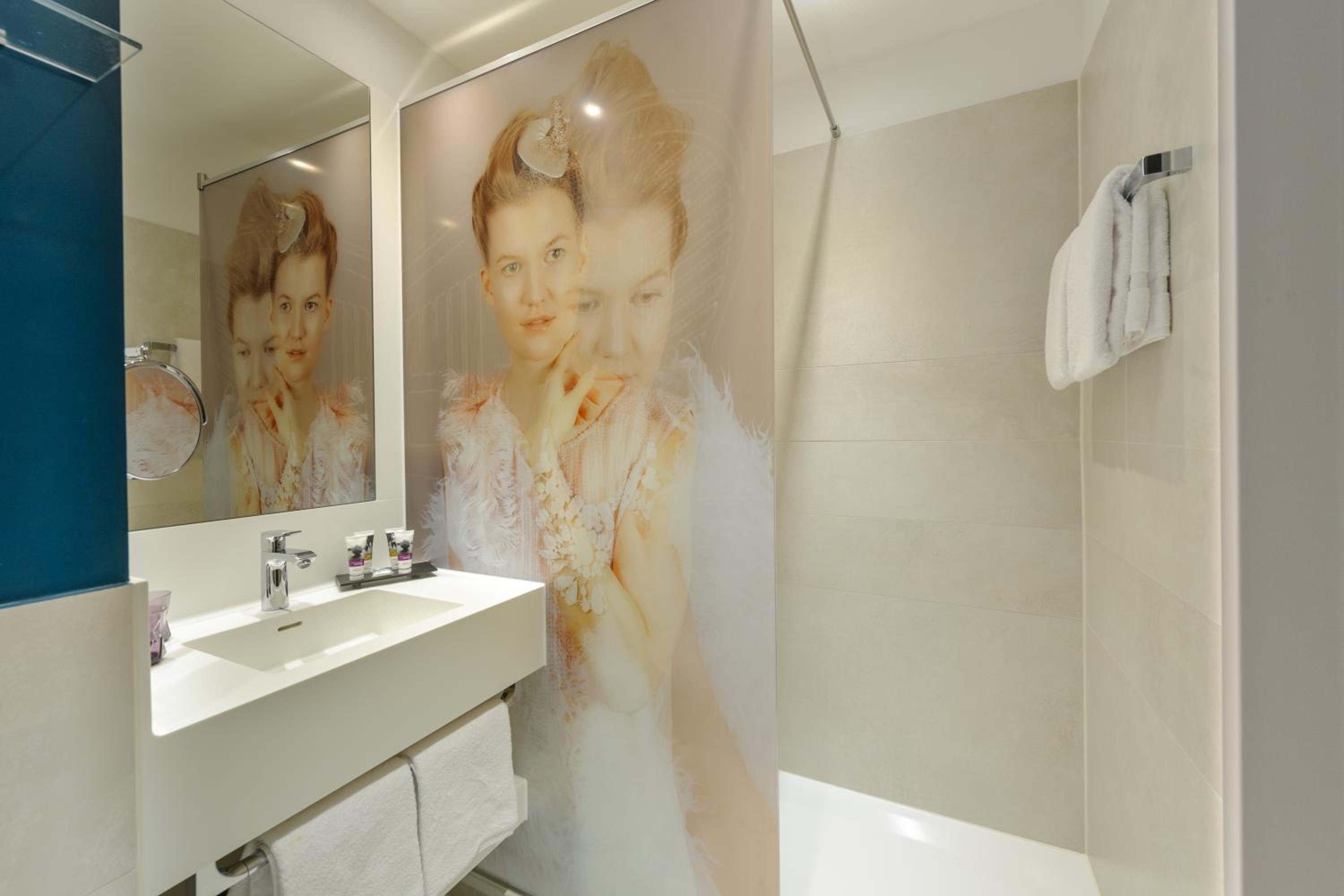 Superior Twin Room thumbnail 6