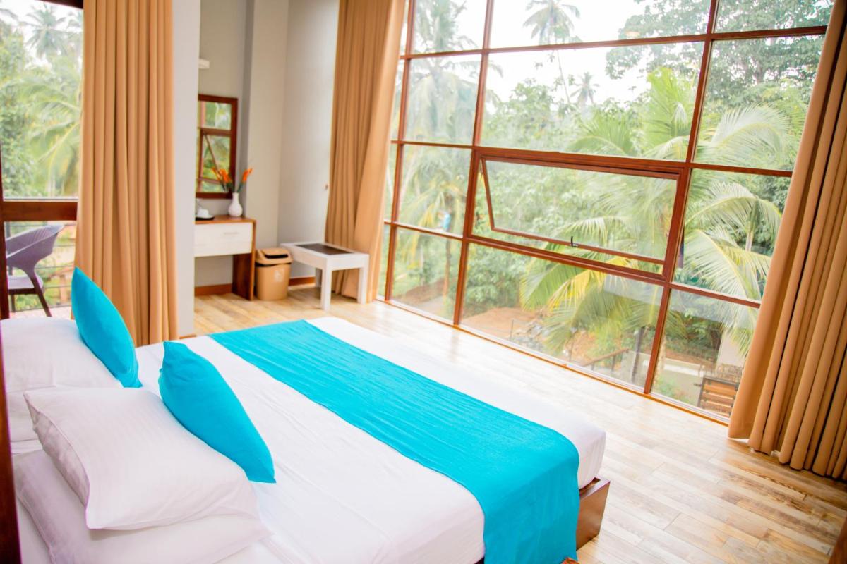Deluxe Double Room with Balcony photo 2