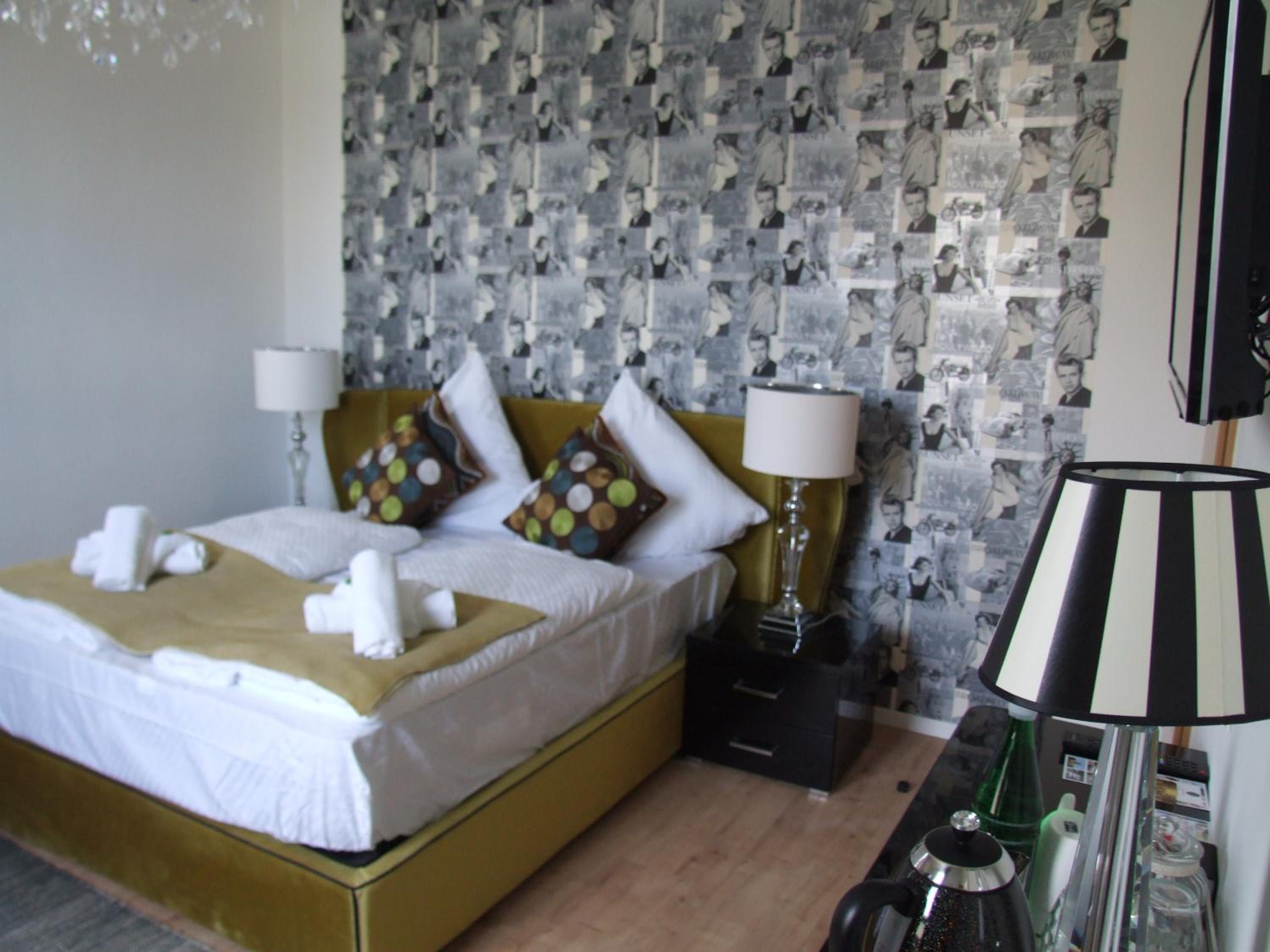 Large Double Room - Photo 10