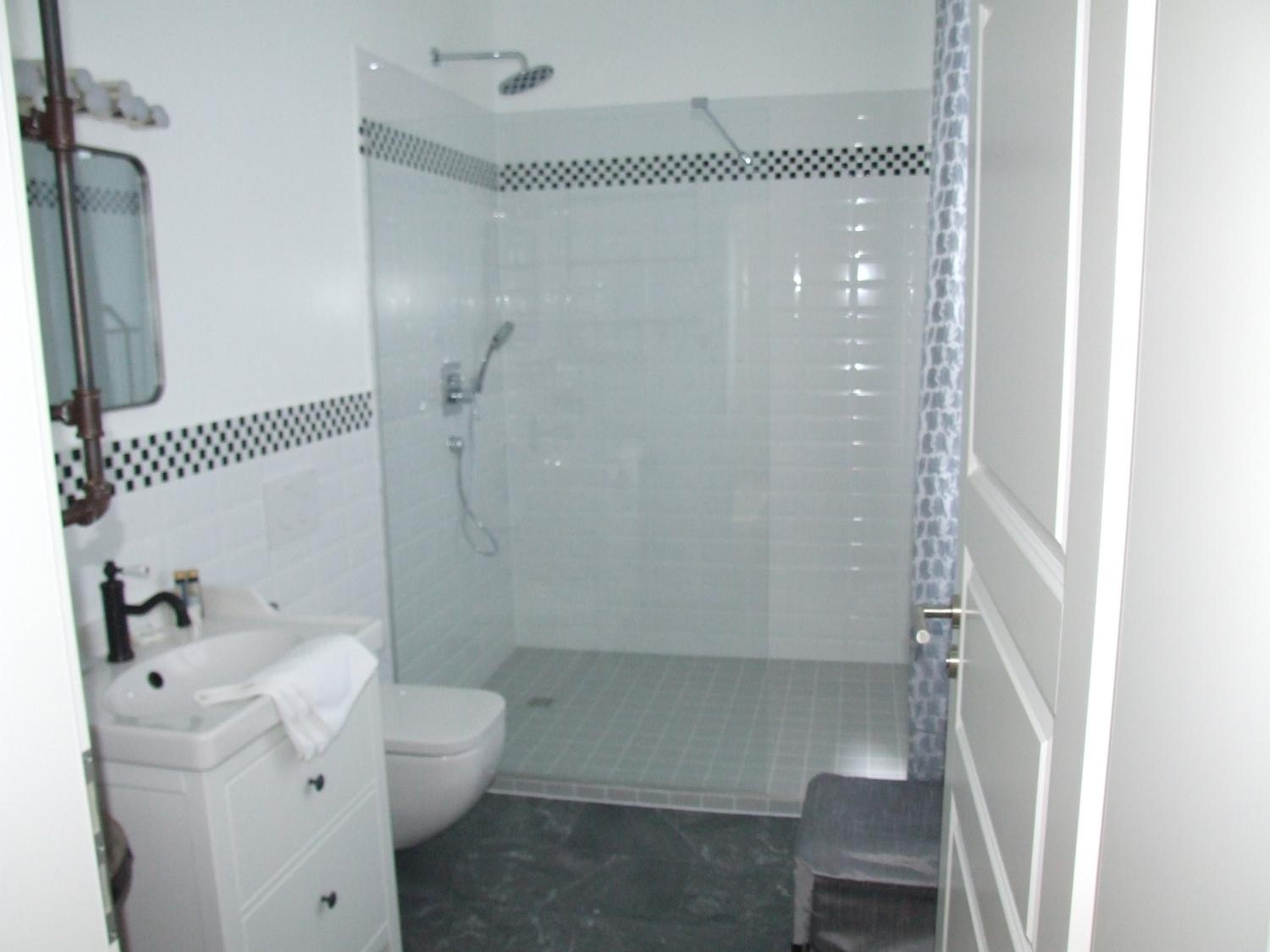 Large Double Room - Photo 13