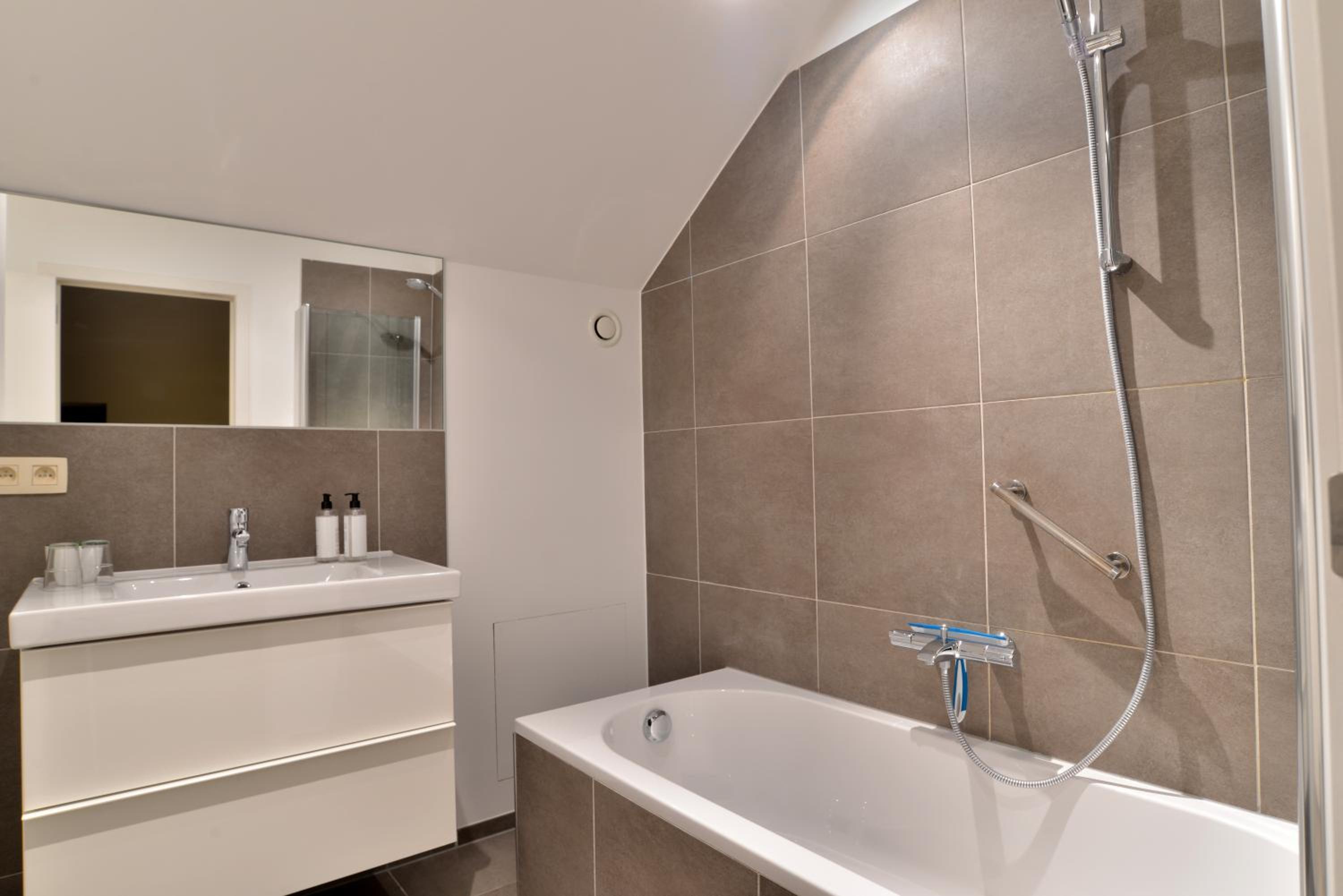 Suite - Photo 10