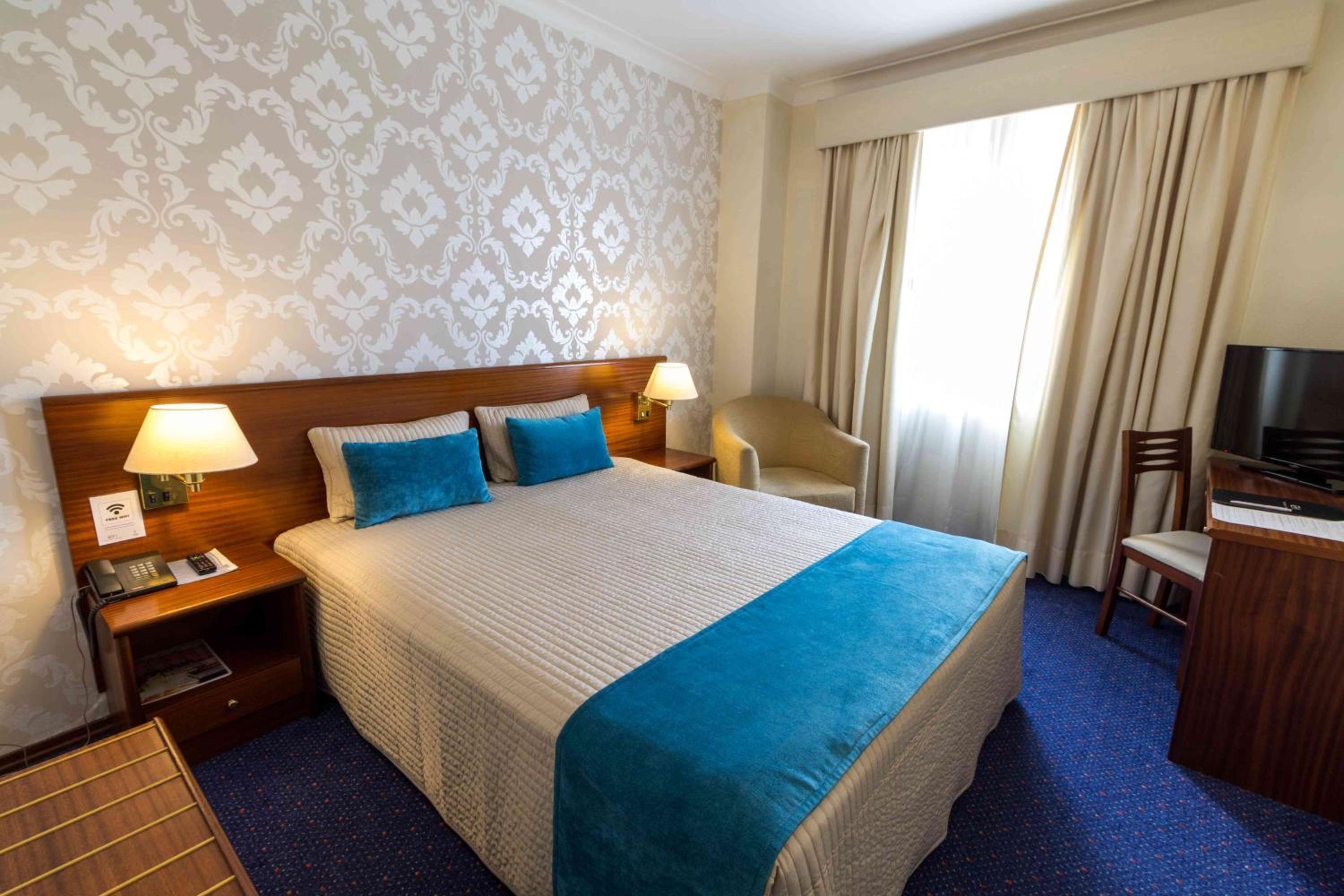 Double or Twin Room with Extra Bed - Photo 2