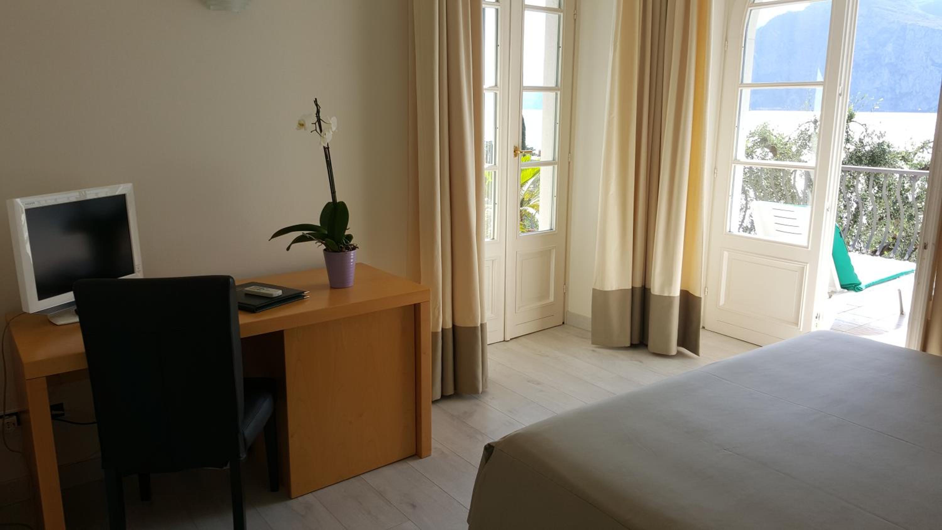Double Room with Balcony and Lake View photo 3