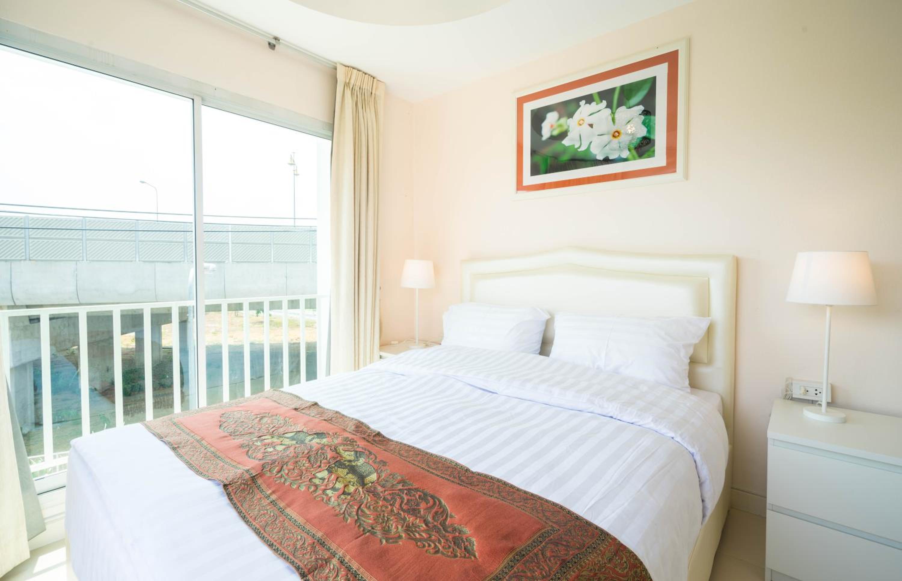 Deluxe Queen Room - Photo 8