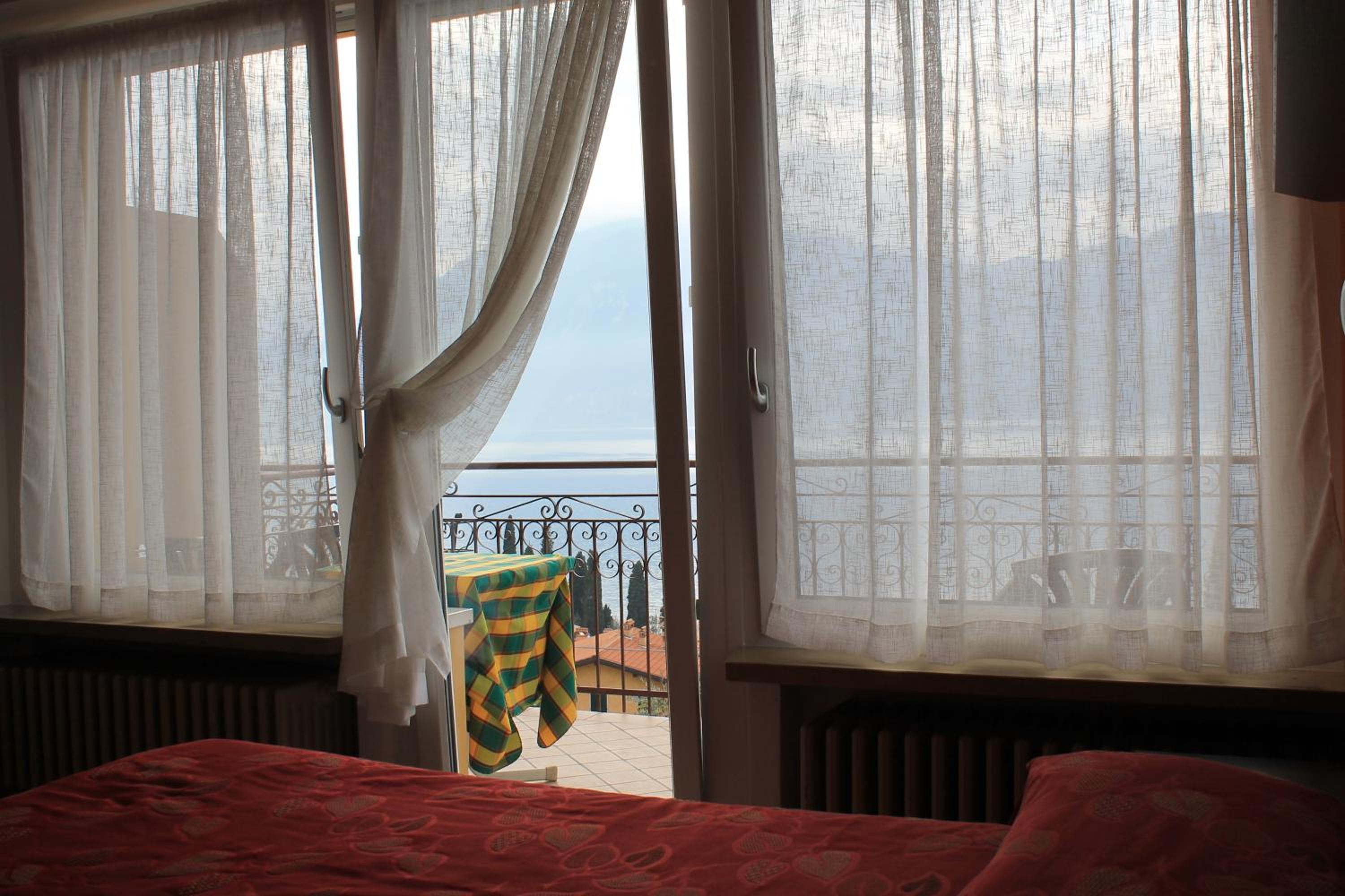 Triple Room with Balcony and Lake View - Photo 9