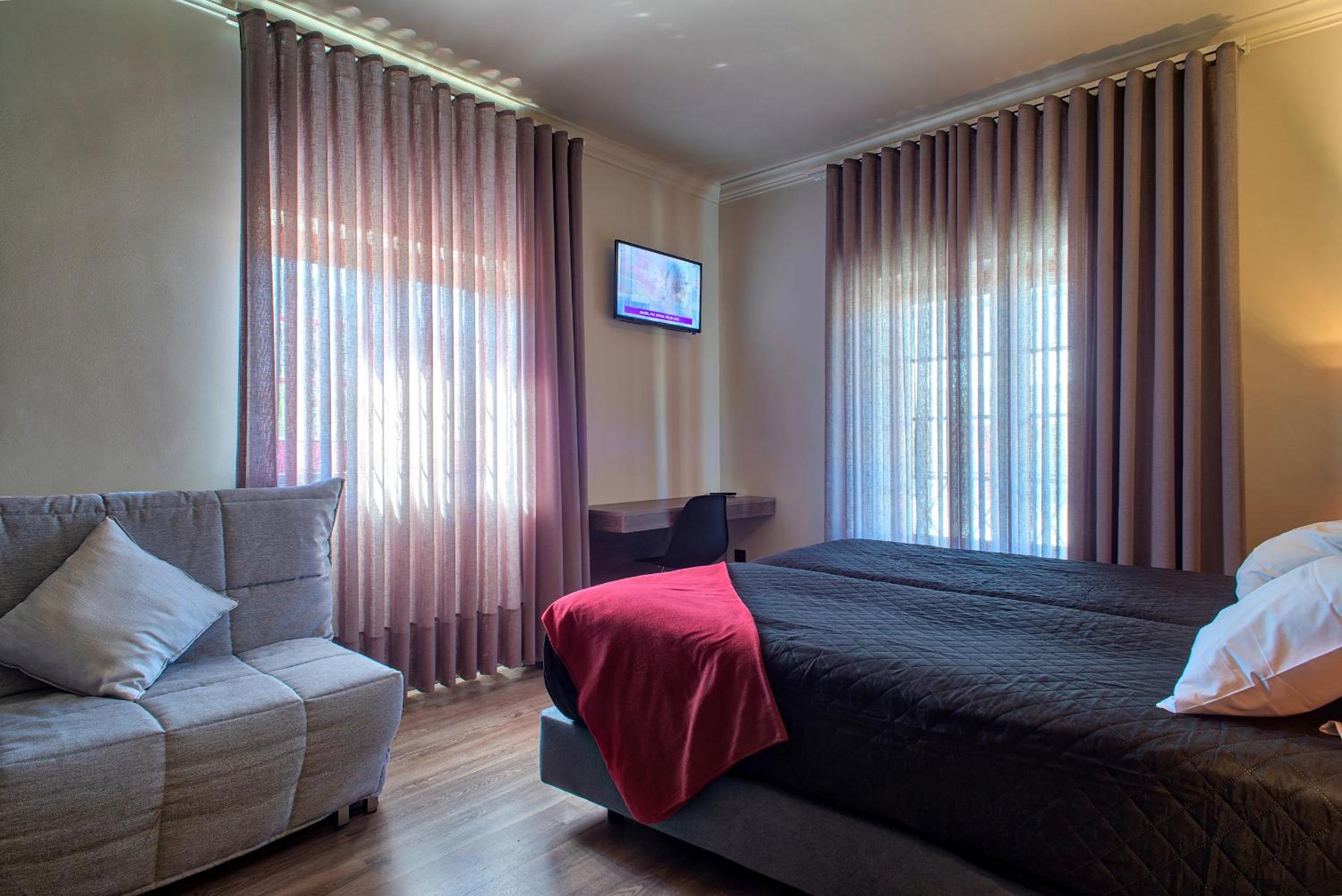 Standard Twin Room with Sofa - Photo 1