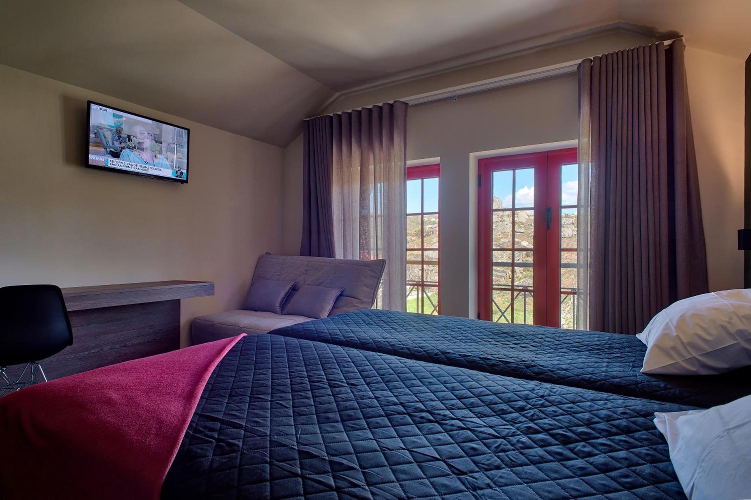 Standard Twin Room with Sofa - Photo 5