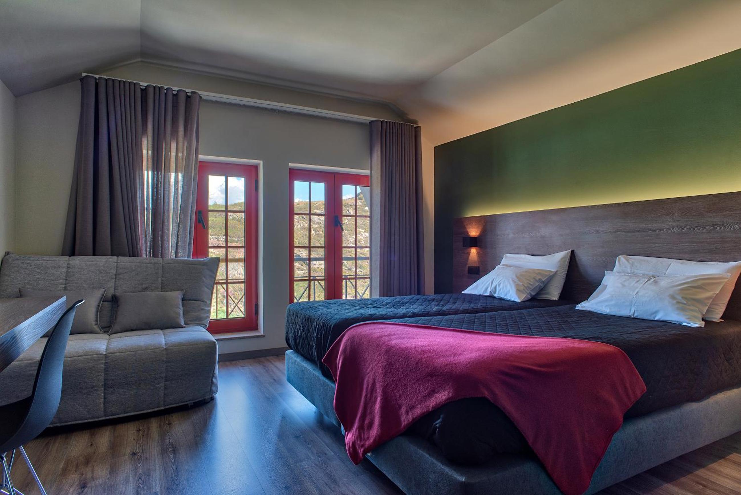 Standard Twin Room with Sofa - Photo 6