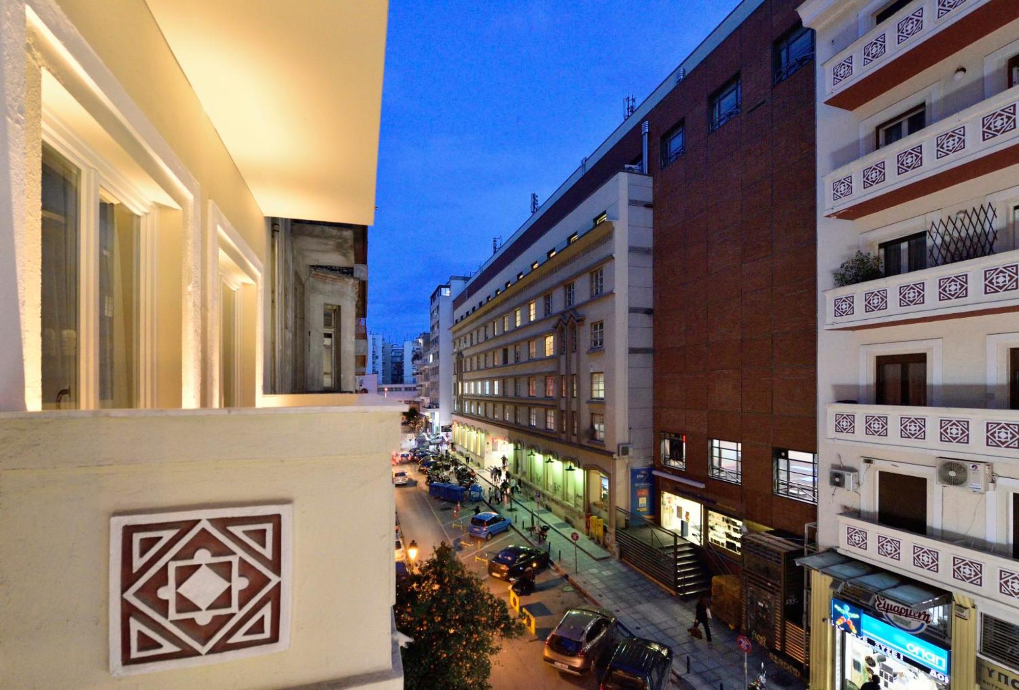 Deluxe Apartment with City View and Balcony - R2 - Photo 3