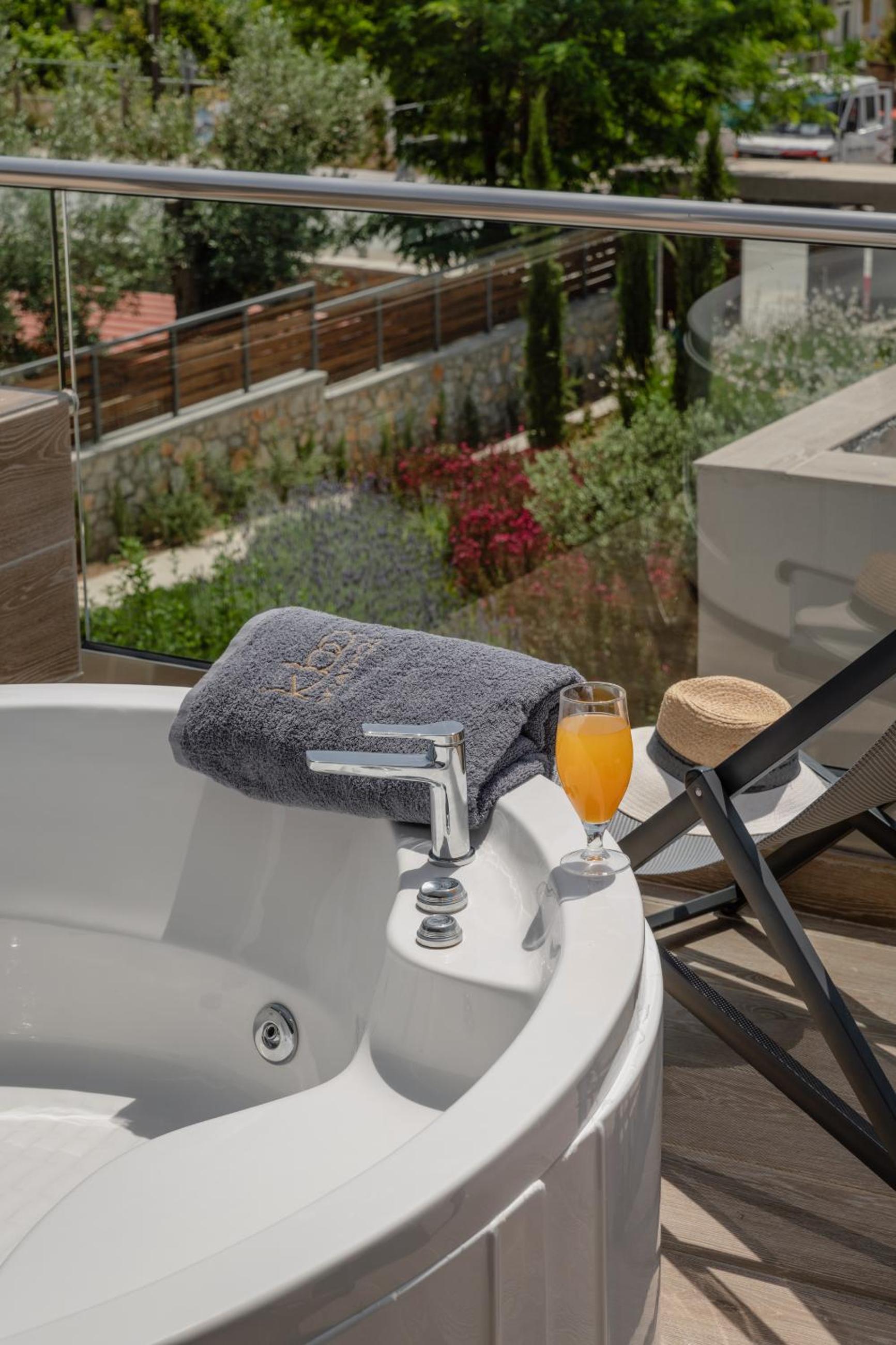 Suite with Hot Tub photo 2