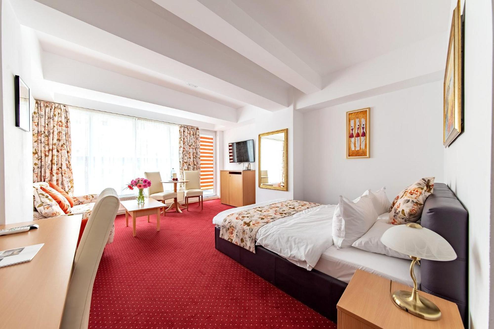 מלון בוקור אקומודיישן בוקרשט — Superior Double with Balcony (Including smoking area)