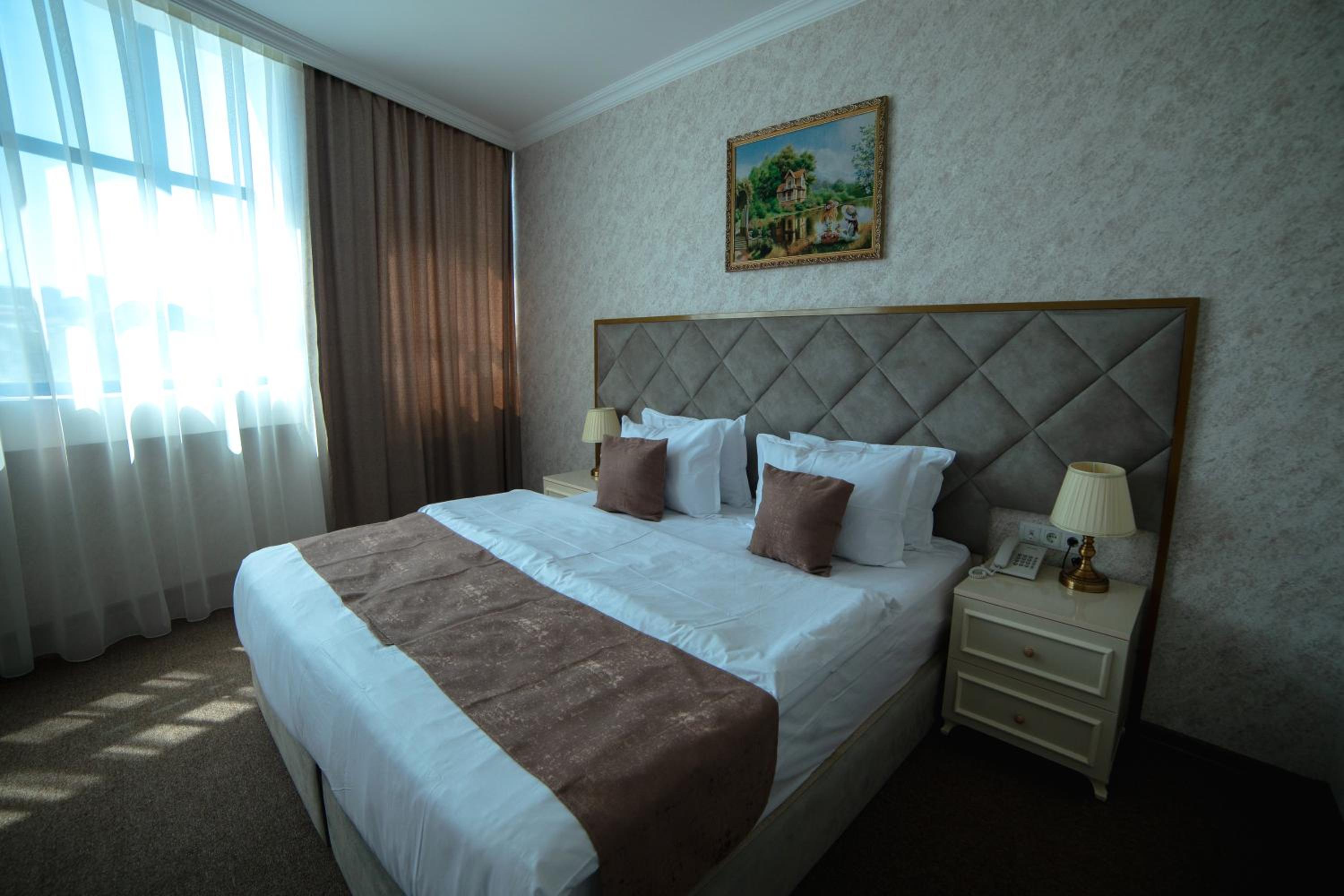 Deluxe Double or Twin Room with City View - Photo 35